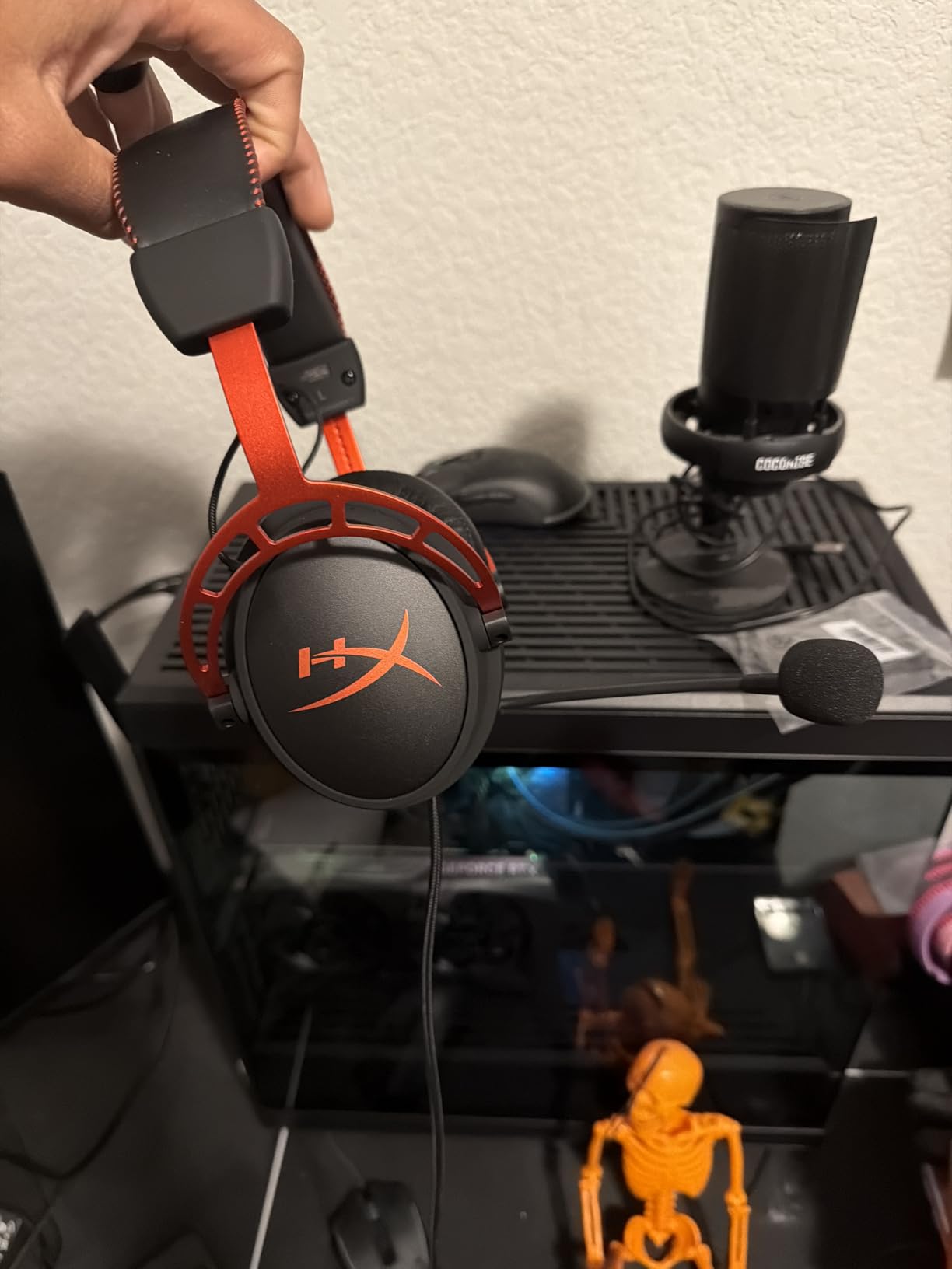 HyperX Cloud Alpha - Gaming Headset, Dual Chamber Drivers, Legendary Comfort, Aluminum Frame, Detachable Microphone, Works on PC, PS4, PS5, Xbox One, Xbox Series X|S, Nintendo Switch and Mobile – Red customer photo 1