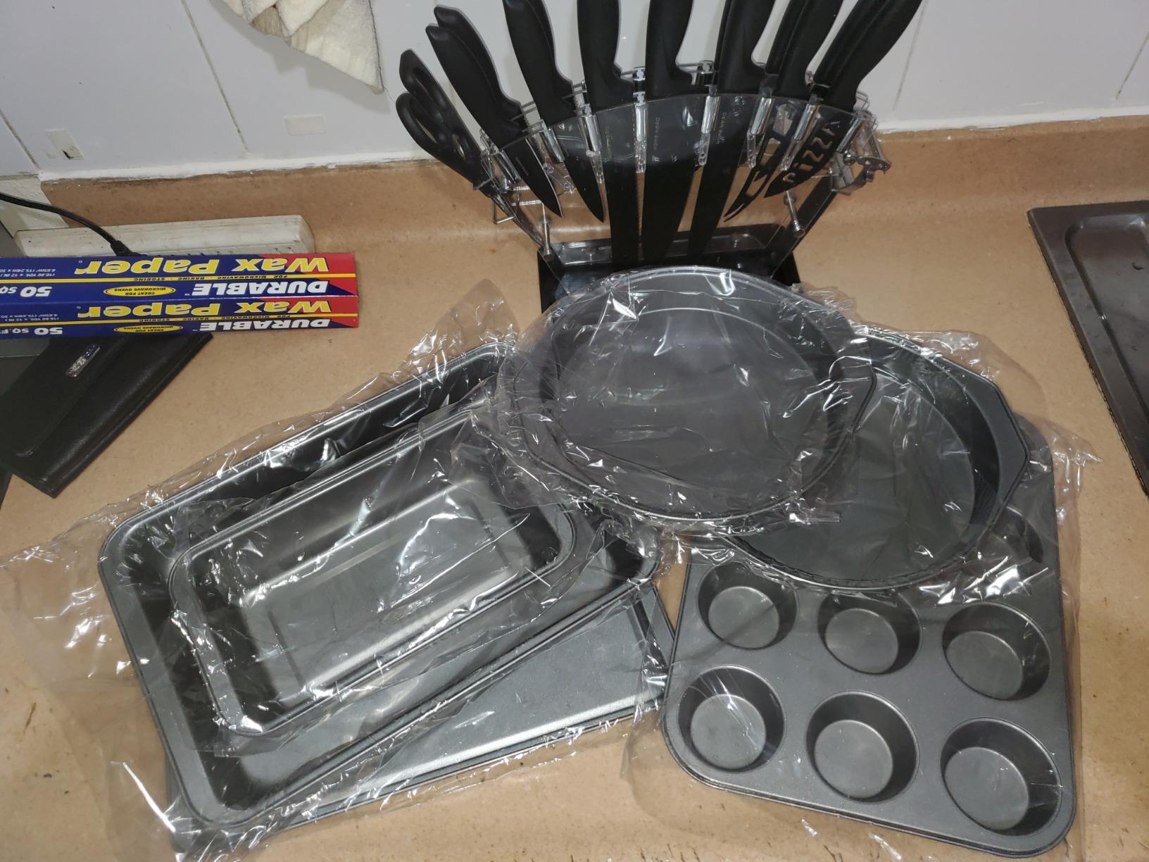 Amazon Basics 6 Piece Nonstick Carbon Steel Bakeware Set with Cake, Muffin, Cookie, and Loaf Pans, Easy Release, Oven Safe, 16.25 x 11.75 x 6.25 inches customer photo 1