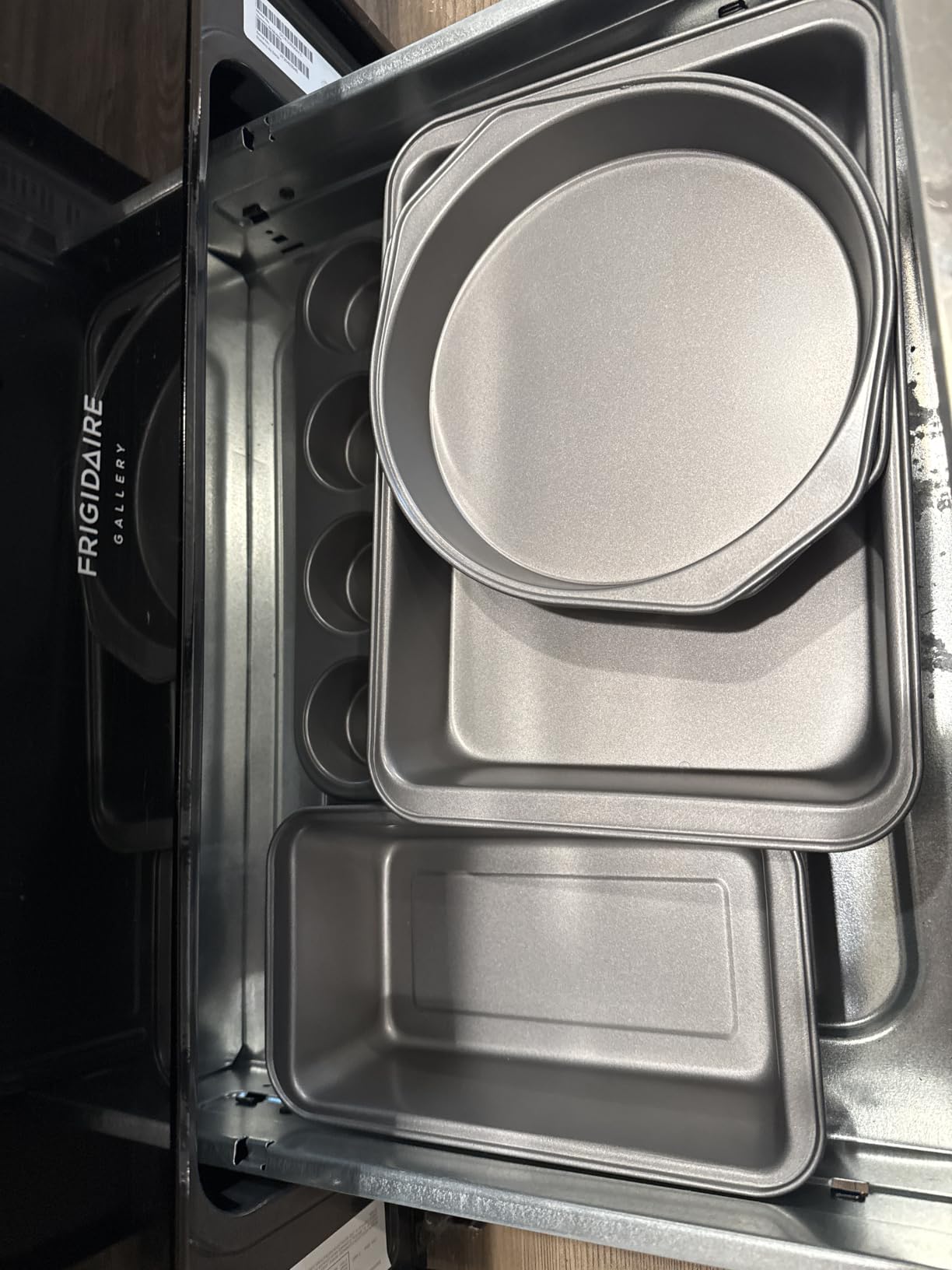 Amazon Basics 6 Piece Nonstick Carbon Steel Bakeware Set with Cake, Muffin, Cookie, and Loaf Pans, Easy Release, Oven Safe, 16.25 x 11.75 x 6.25 inches customer photo 2