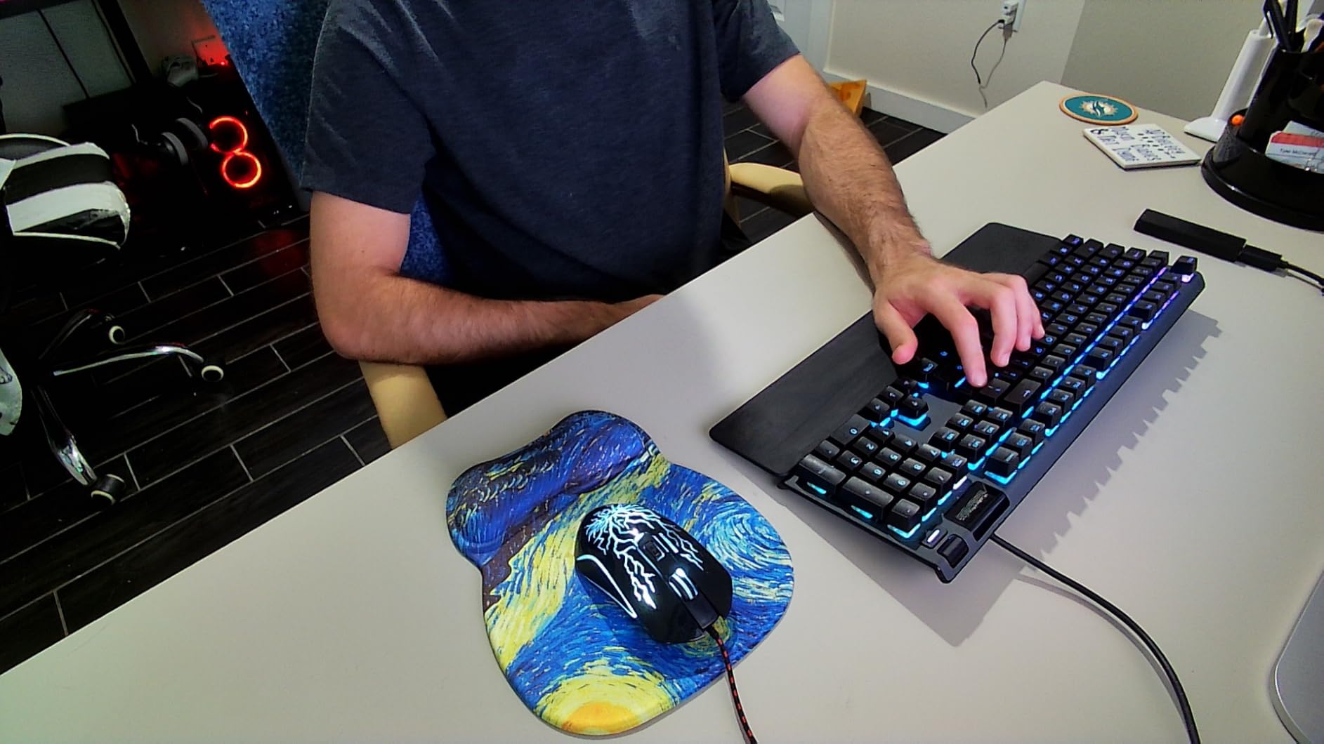 MROCO Ergonomic Mouse Pad with Gel Wrist Rest, 9.4 x 8.1 in, Black | Ergonomic Shape Design for Pain Relief, Cooling Feel Gel Cushioning for Wrist Comfort, Smooth Lycra Surface, Non-Slip PU Base customer photo 2