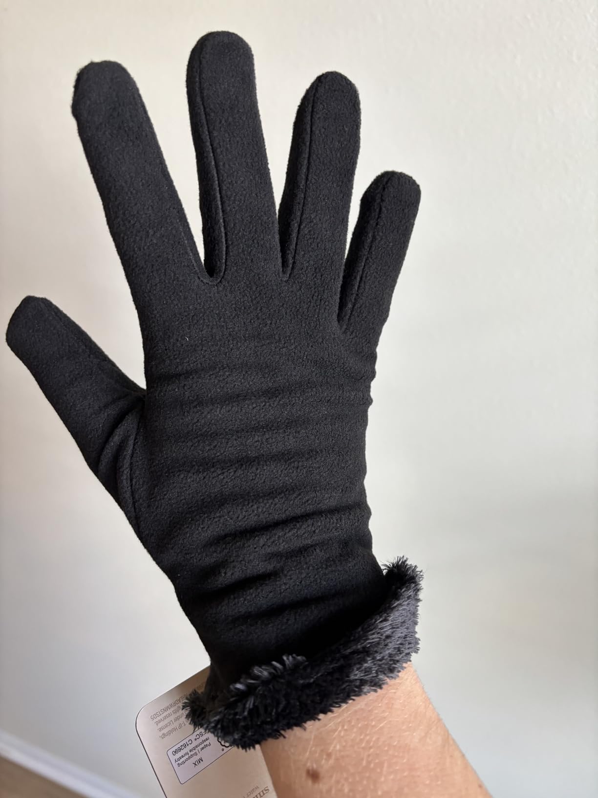 isotoner Women's Stretch Fleece Gloves With Microluxe Lining and Smart Touch Technology customer photo 1