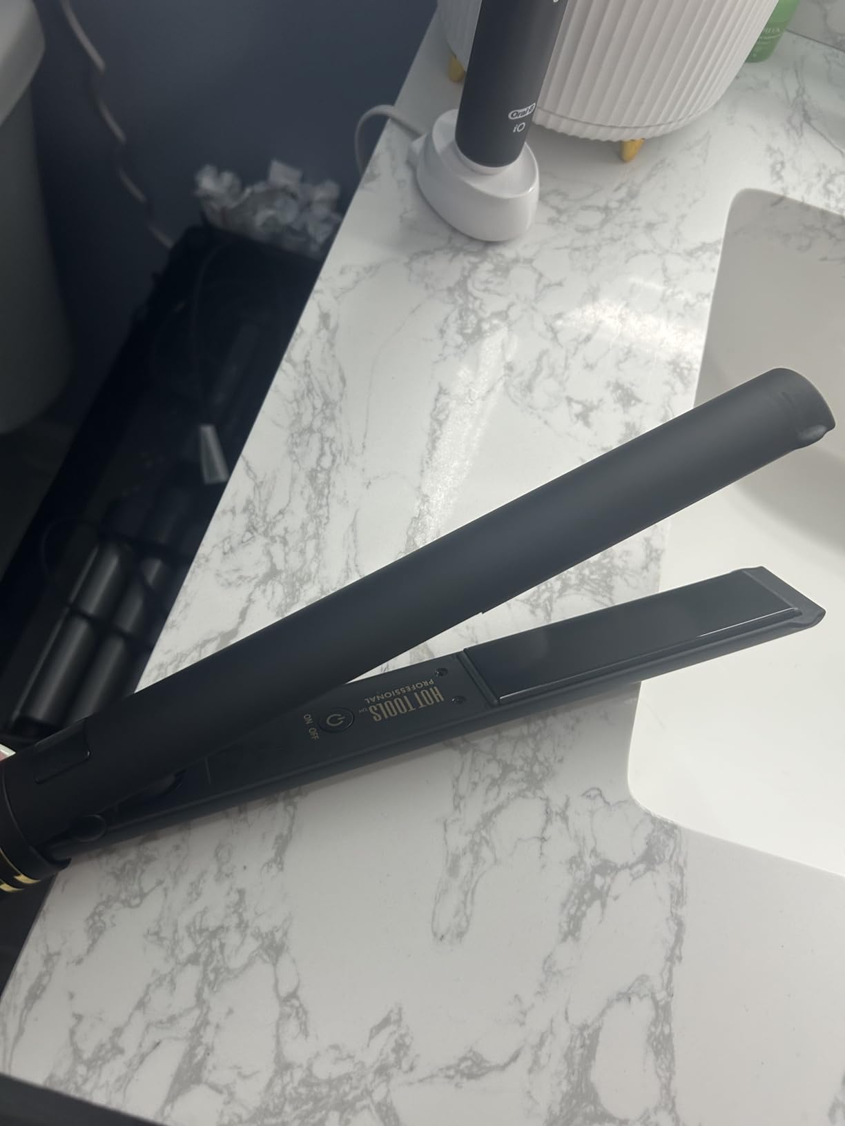 HOT TOOLS Black Gold Ionic 1 1/4 Inch Flat Iron, Use as Straightener for Sleek Straight Hair or Use Rounded Edges for Shiny Curls and Waves, Stylist-Preferred customer photo 1