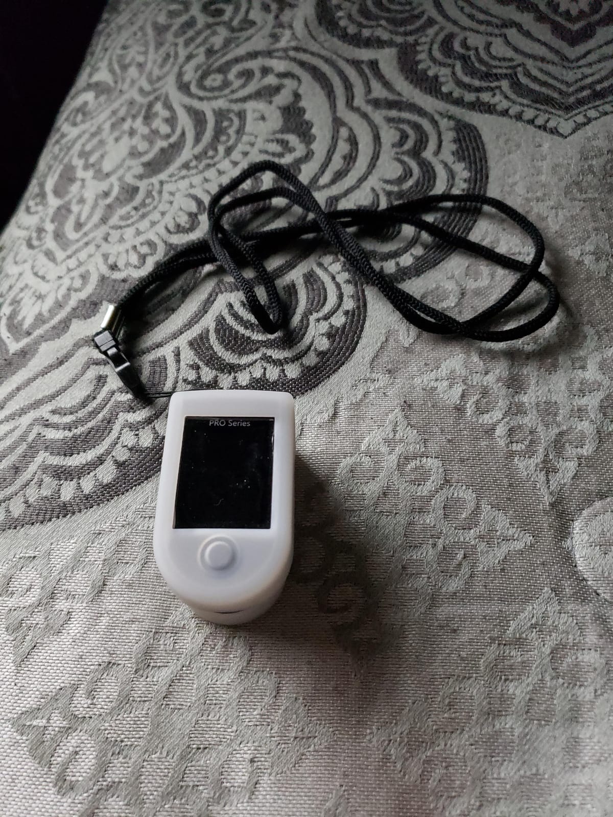 Zacurate 500 Series Fingertip Pulse Oximeter Blood Oxygen Saturation Monitor with Silicon Cover, Batteries and Lanyard (Royal Black) customer photo 1