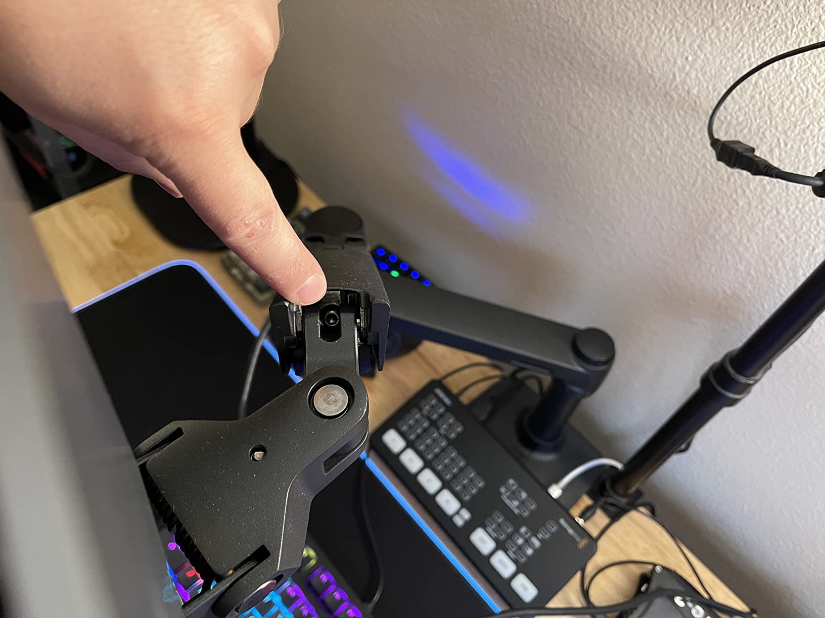 Ergotron LX Monitor Arm, Single Monitor Desk Mount - fits Flat Curved Ultrawide Computer Monitors up to 34 Inches, 7 to 25 lbs, VESA 75x75mm or 100x100mm - Matte Black customer photo 2