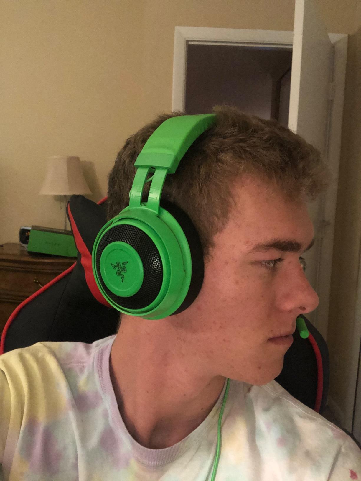 Razer Kraken Gaming Headset: Lightweight Aluminum Frame - Retractable Noise Isolating Microphone - for PC, PS4, PS5, Switch, Xbox One, Xbox Series X & S, Mobile - 3.5 mm Headphone Jack - Black/Blue customer photo 1