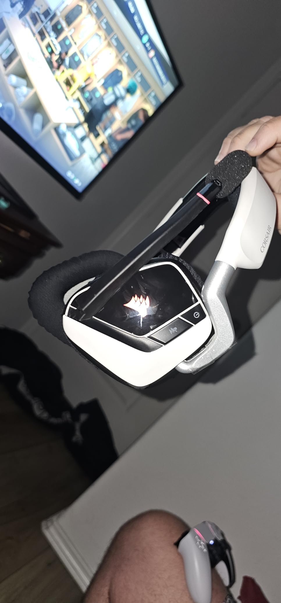 Corsair Void RGB Elite Wireless Gaming Headset – 7.1 Surround Sound – Omni-Directional Microphone – Microfiber Mesh Earpads – Up to 40ft Range – iCUE Compatible – PC, Mac, PS5, PS4 – White customer photo 1