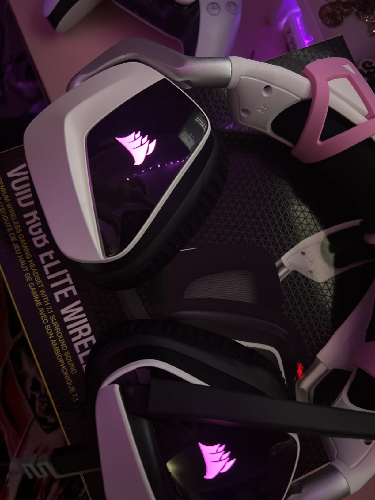 Corsair Void RGB Elite Wireless Gaming Headset – 7.1 Surround Sound – Omni-Directional Microphone – Microfiber Mesh Earpads – Up to 40ft Range – iCUE Compatible – PC, Mac, PS5, PS4 – White customer photo 2