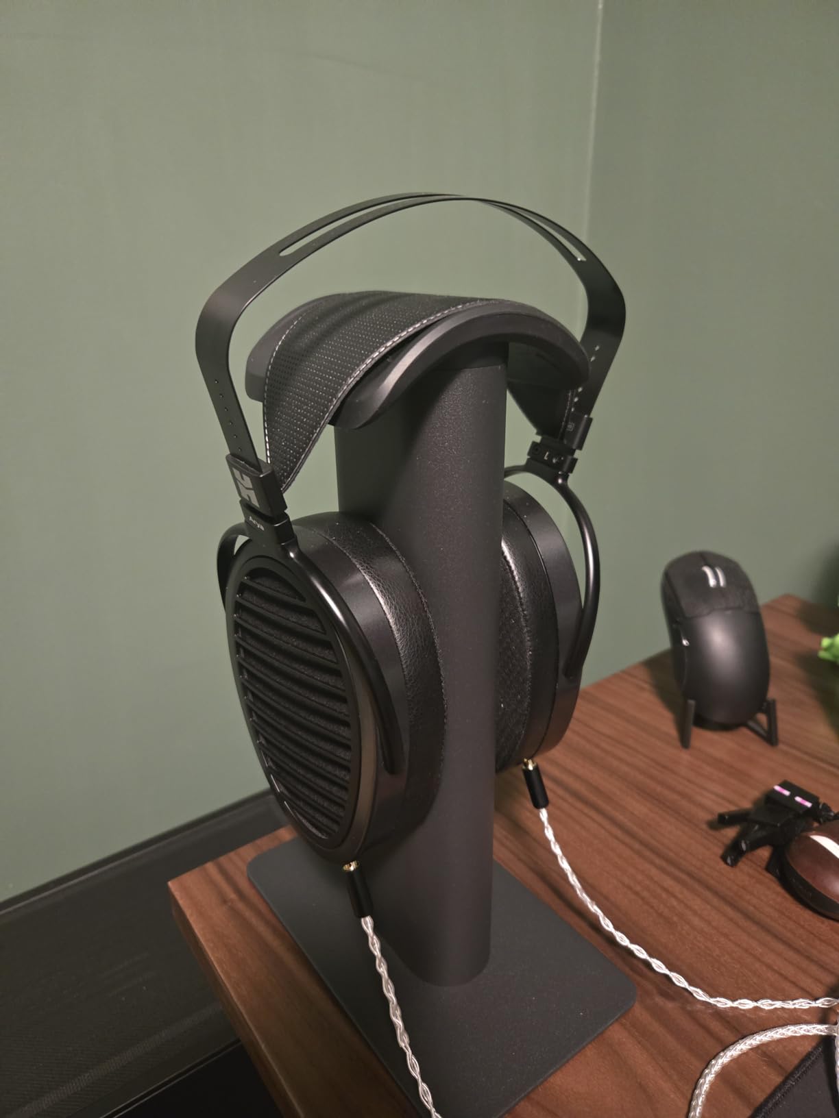 Kanto Living H2 Premium Headphone Stand - Black customer photo 1