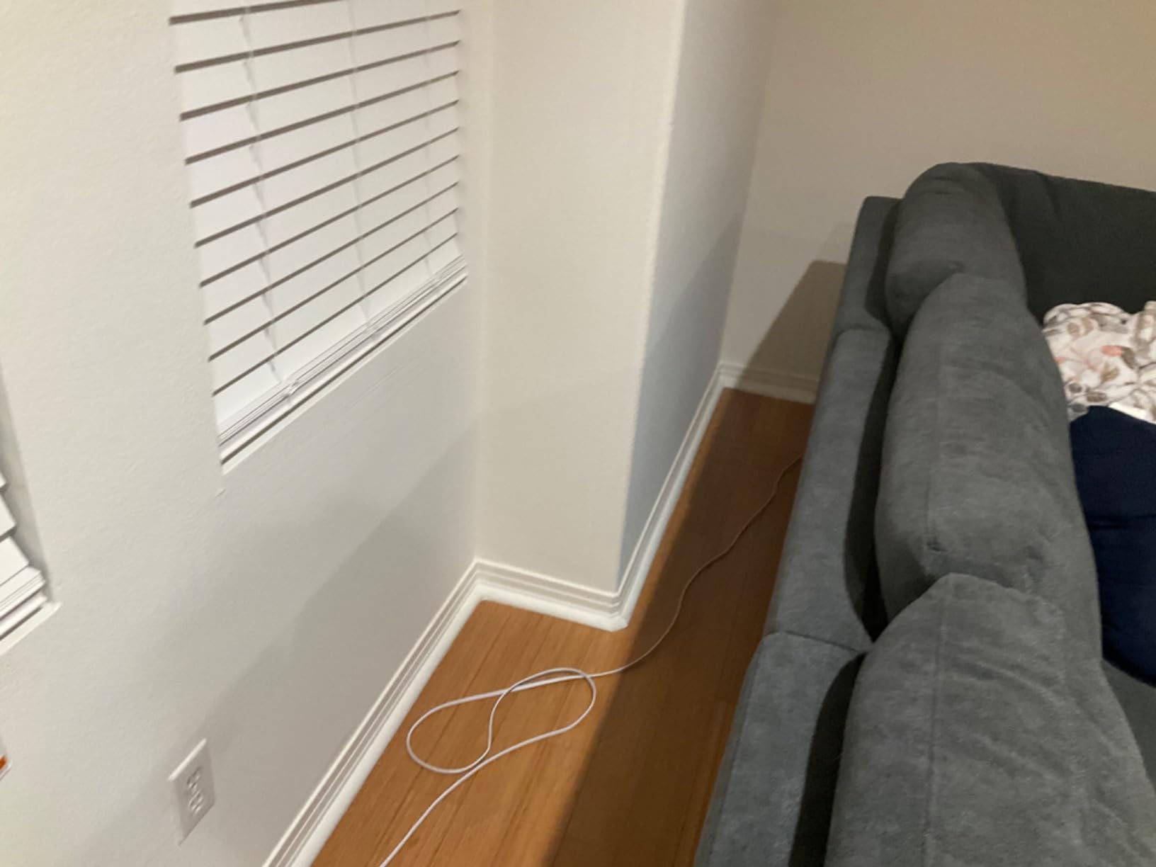 EVEO Cable Hider Wall 306