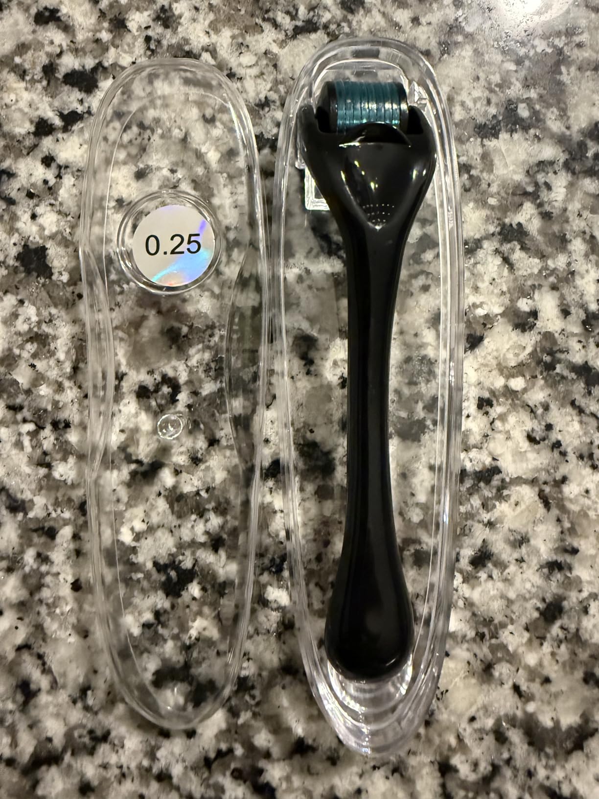 ROSELYNBOUTIQUE Derma Roller for Men & Women - Personal Cosmetic Beauty Tool 0.25mm - Titanium(Black Blue) customer photo 1