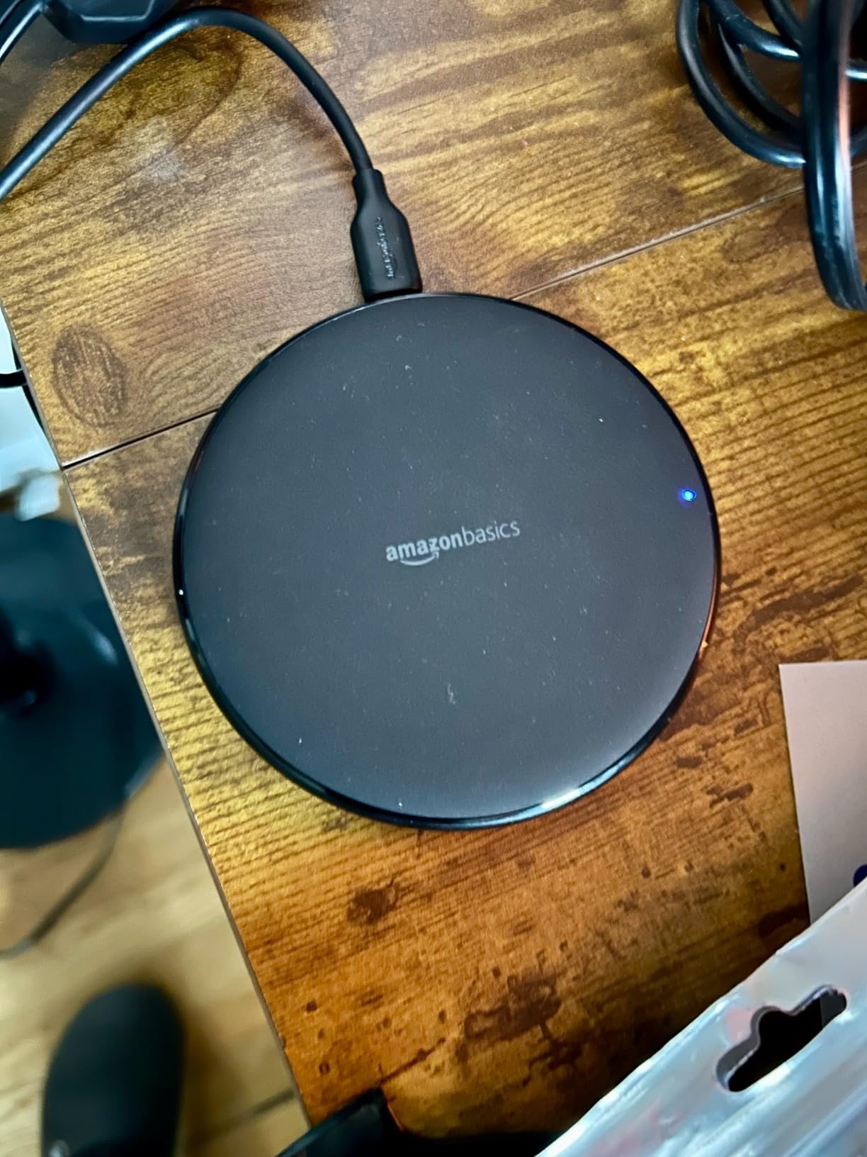 Amazon Basics Wireless Charger, 15W Qi Certified Wireless Charging Pad with USB Cable, Compatible with iPhone 15/14/13/12/11/X, Samsung & LG, Case Compatible, Black customer photo 2
