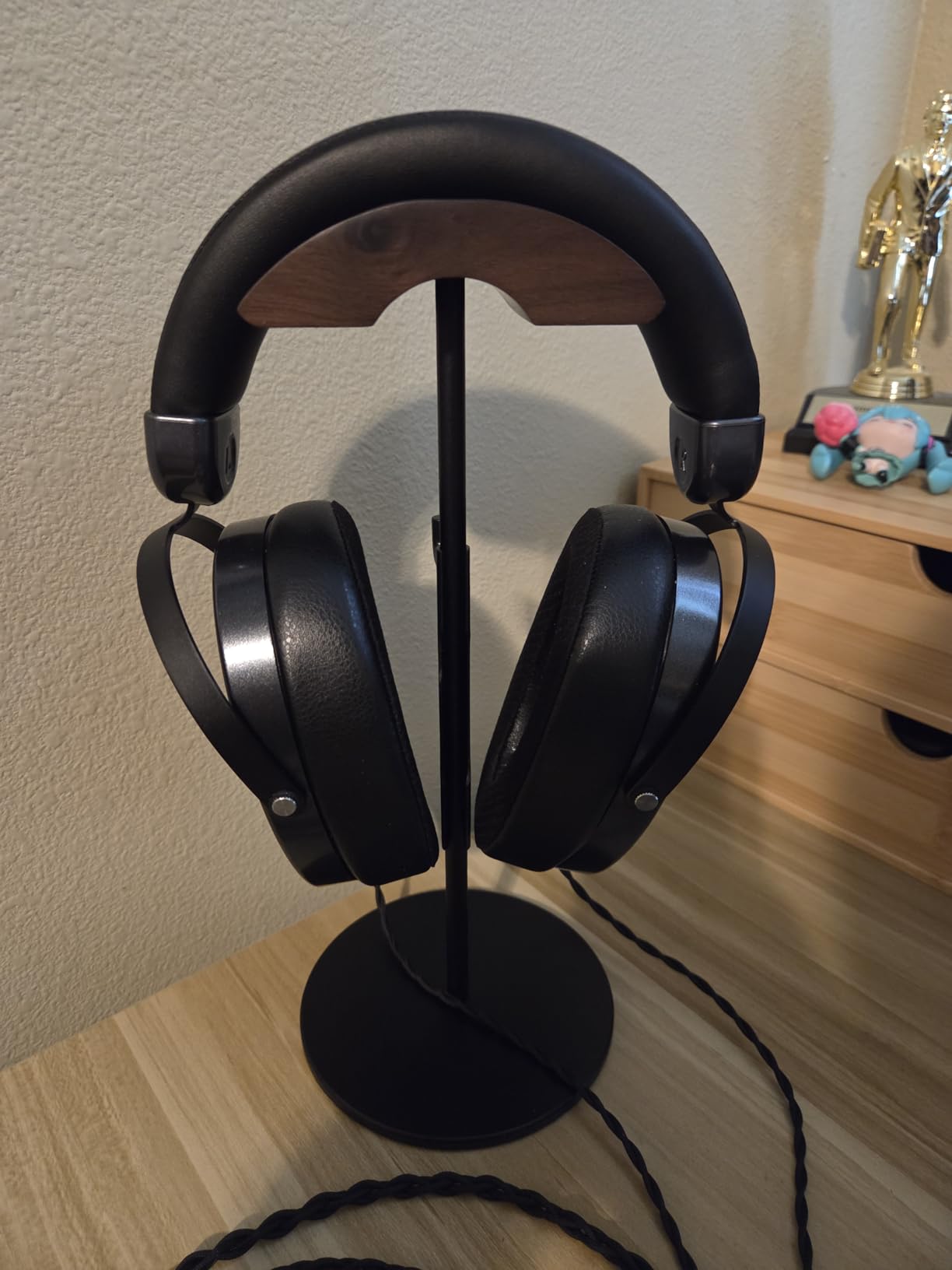 Headphone Stand, Walnut Wood & Aluminum Headset Stand, Nature Walnut Gaming Headset Holder with Solid Heavy Base for All Headphone Sizes (Black) customer photo 1