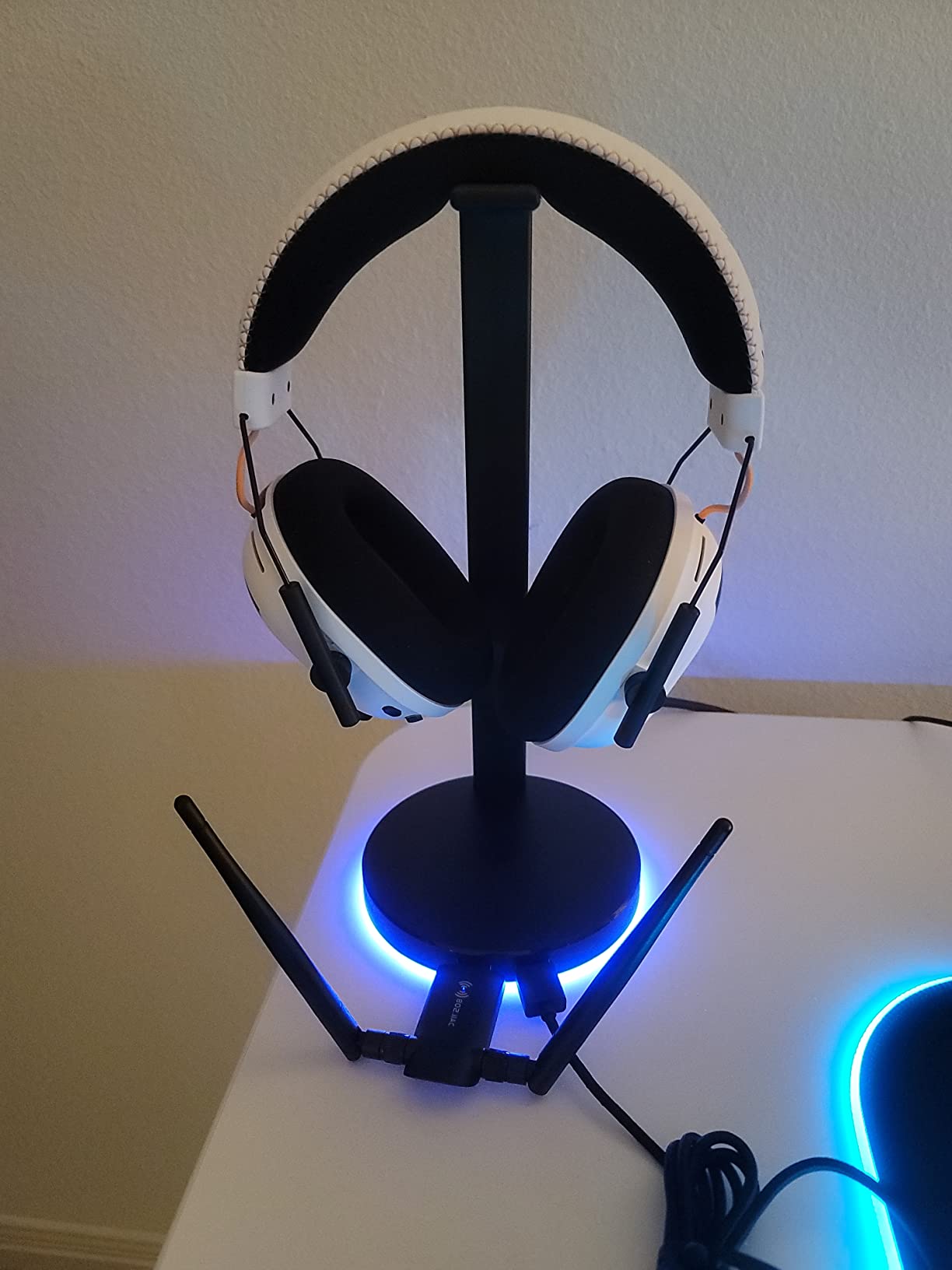 Razer Base Station V2 Chroma Headphone Headset Stand Holder, Black | Chroma RGB Lighting, Taller Stand & Anti-slip Ledge, USB Charging Ports, Anti-Slip Rubber Base, 3.5mm Port + Built-in DAC customer photo 1