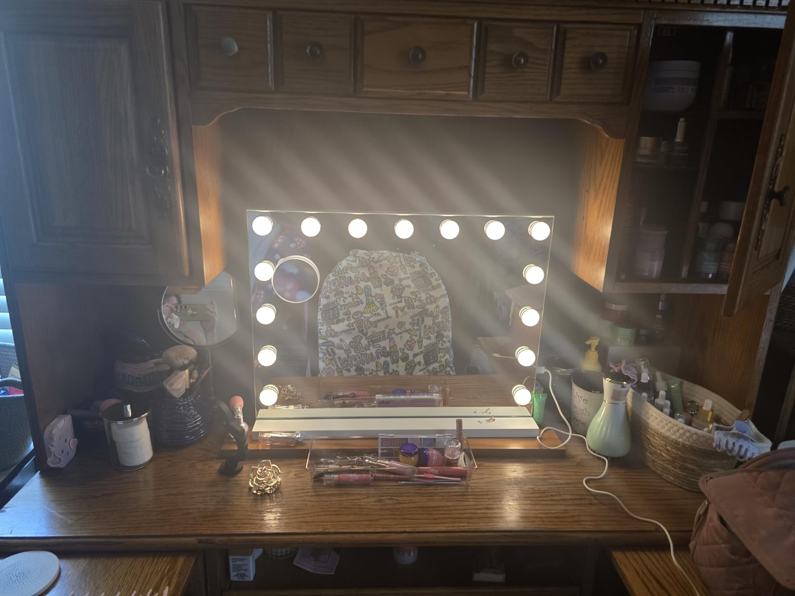 Vanity Mirror with Lights Lighted Makeup Mirror with 15 Dimmable LED Bulbs,3 Color Lighting Modes,USB Charging Port Touch Control,Sturdy Metal Frame Design 24x18 Inch,White customer photo 1
