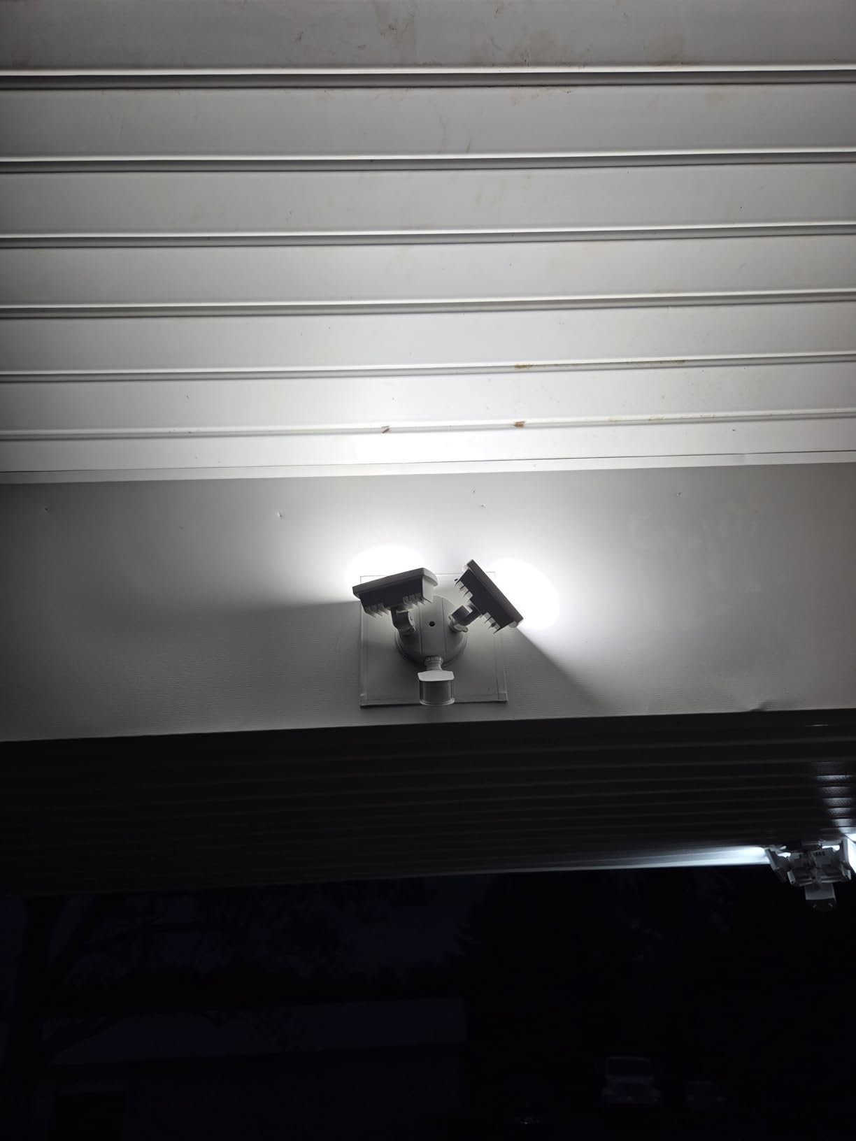 UME 19W LED Flood Light Motion Sensor Outdoor, 2 Adjustable Head, 2000LM, 5000K, IP65 Waterproof, Dusk to Dawn Security Light with Photocell for Exterior, Outside, Garage, House (Black) customer photo 2