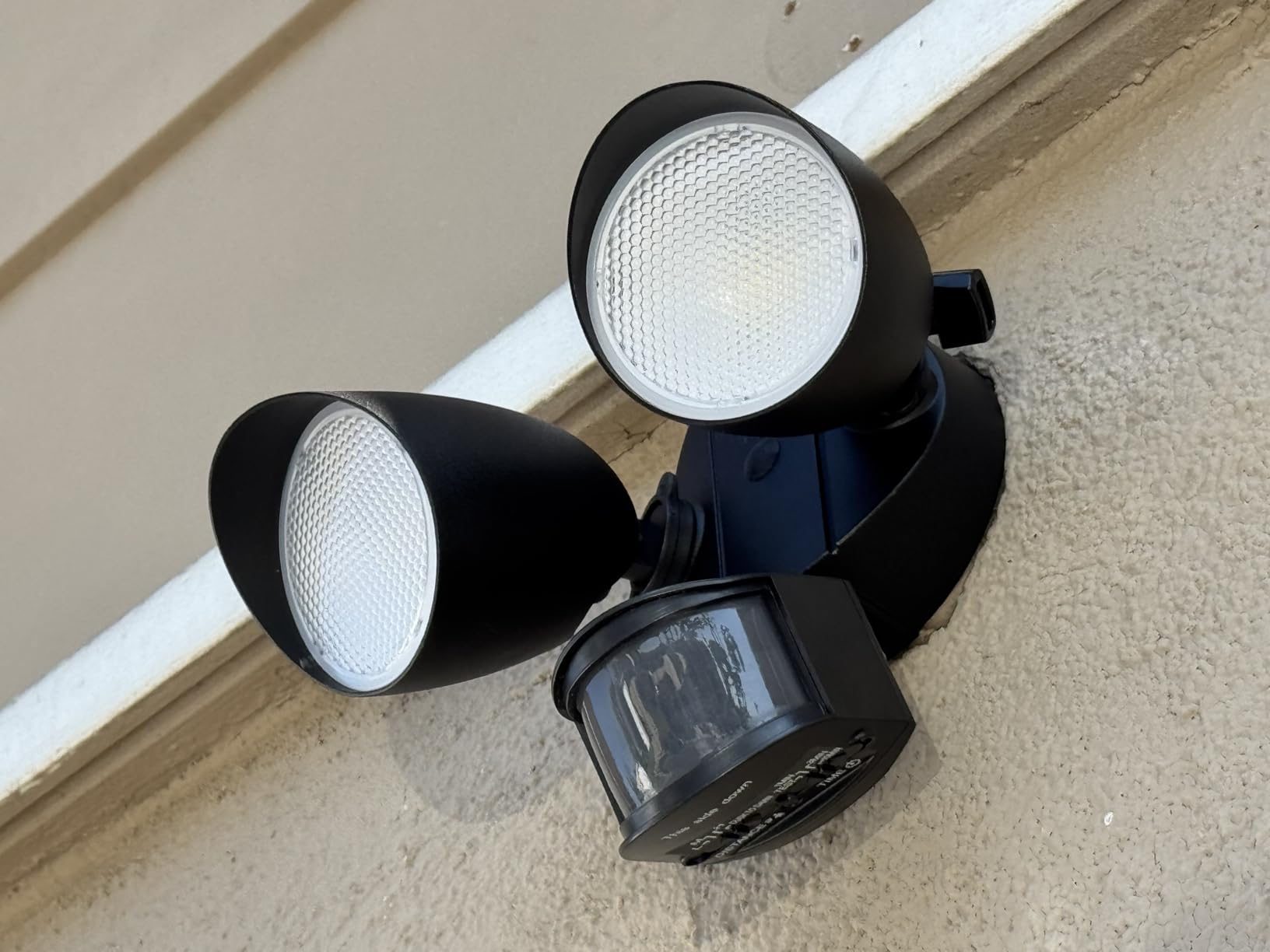 LUTEC 32W 3500 Lumen LED Security Lights Motion Sensor Light Outdoor, 5000K Daylight, IP65 Waterproof, Dusk to Dawn, Hardwired Motion Detector Flood Light for Garage, Yard, Porch-Black customer photo 1