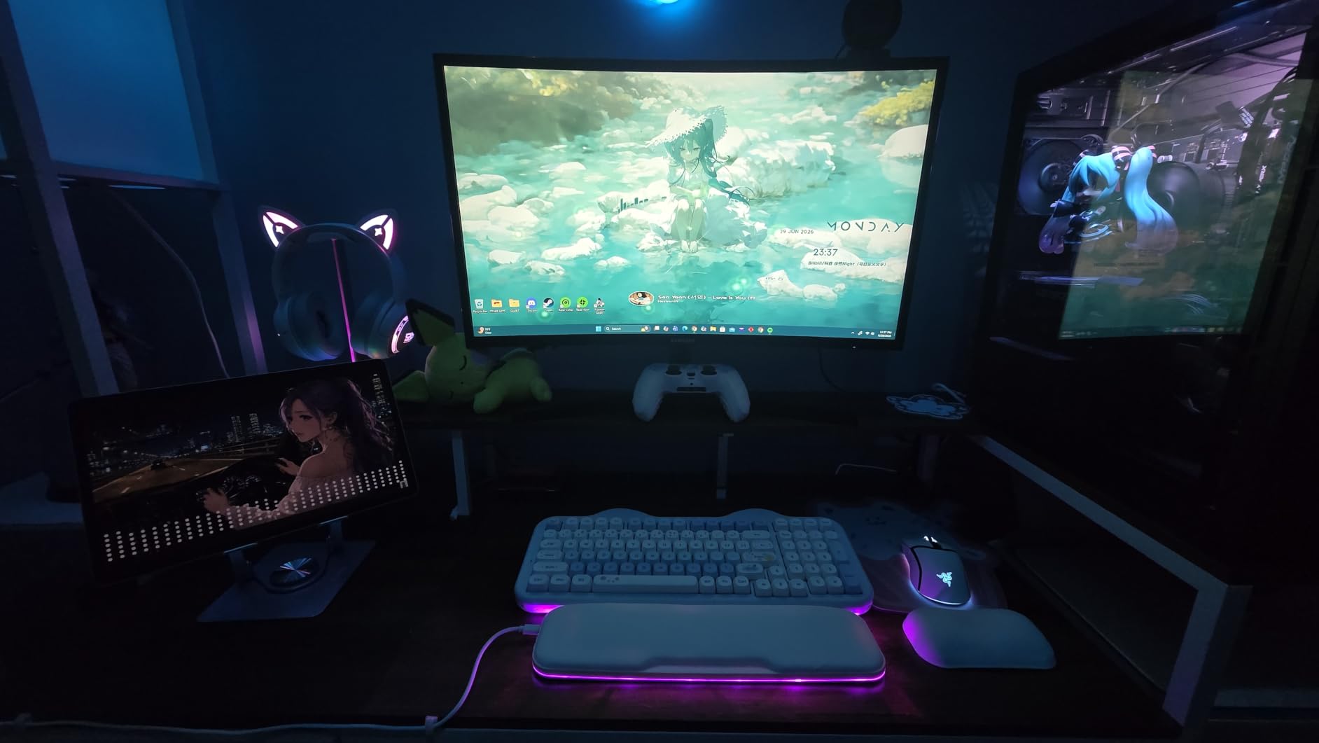 New Bee Headphone Stand with RGB Lighting, Sturdy Aluminum Gaming Headset Holder with USB-C & USB Charging Ports, Stable Desktop Earphone Stand for All Headphones Size, Black customer photo 1