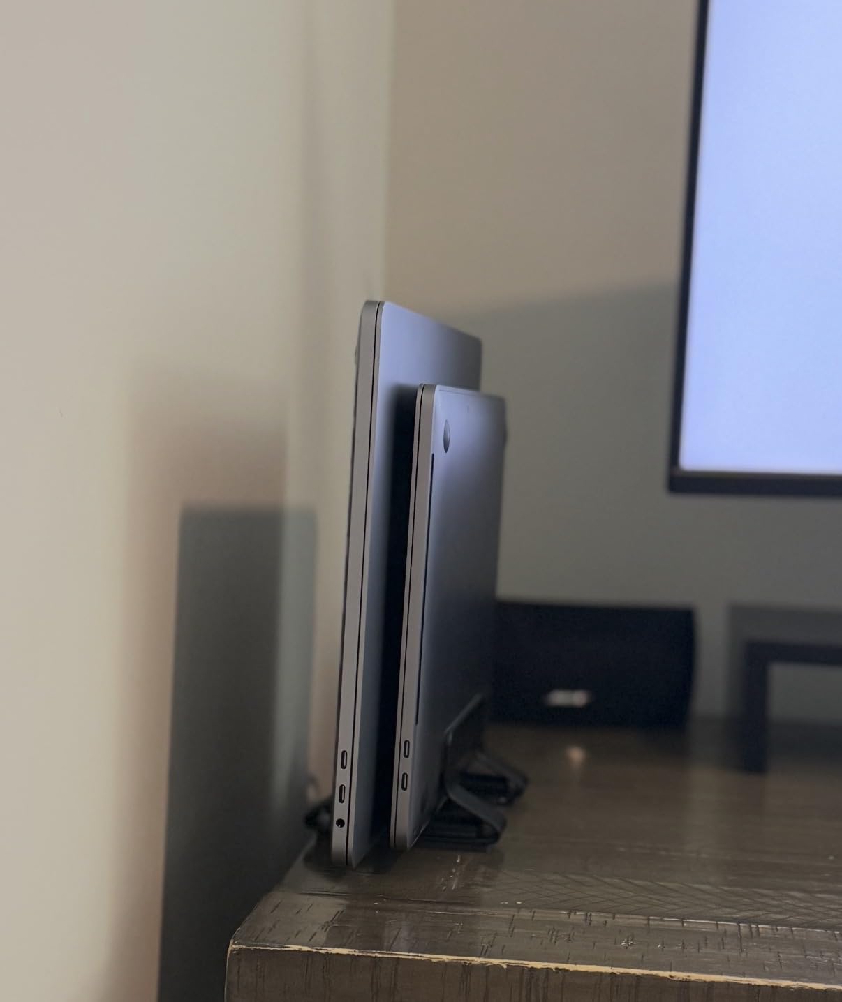 Aluminum Vertical Laptop Stand Dock Holder, Adjustable Slot Width 12-42mm, Space-Saving Upright Storage for MacBook and Laptops customer photo 2