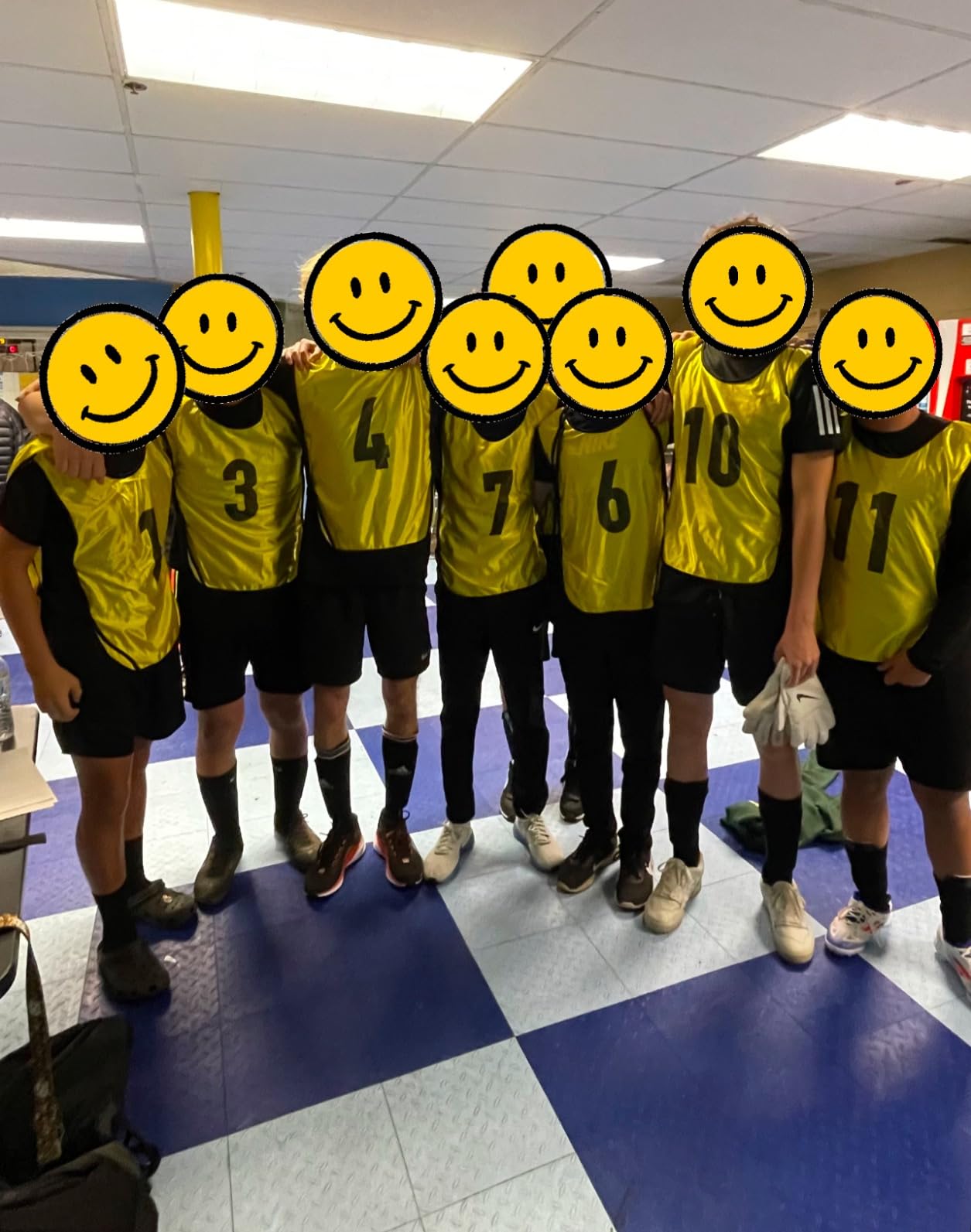 Yahenda 24 Pcs Sports Pinnies Soccer Scrimmage Practice Vests Numbered Soccer Team Pennies with Belt for Adult customer photo 1