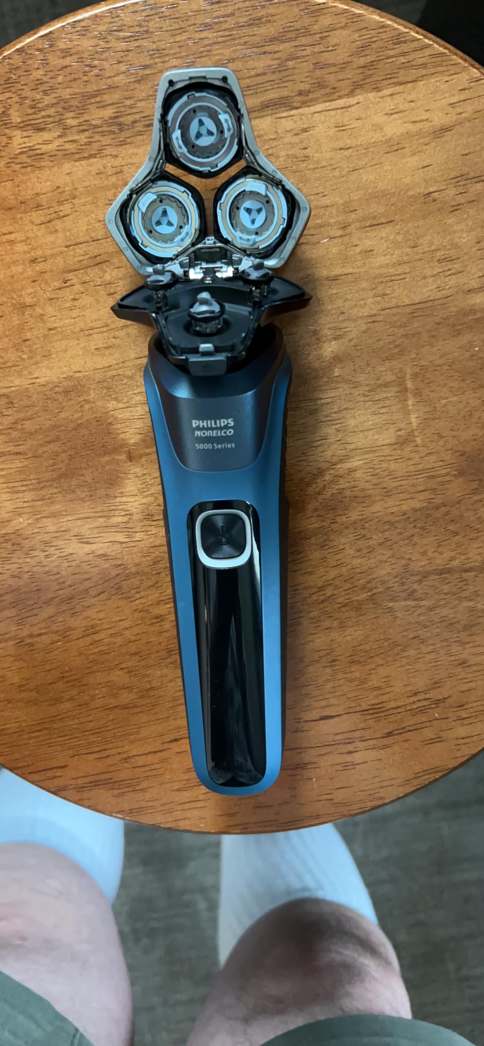 Philips Norelco Shaver 5400, Rechargeable Wet & Dry Shaver with Pop-Up Trimmer, S5880/81 customer photo 1