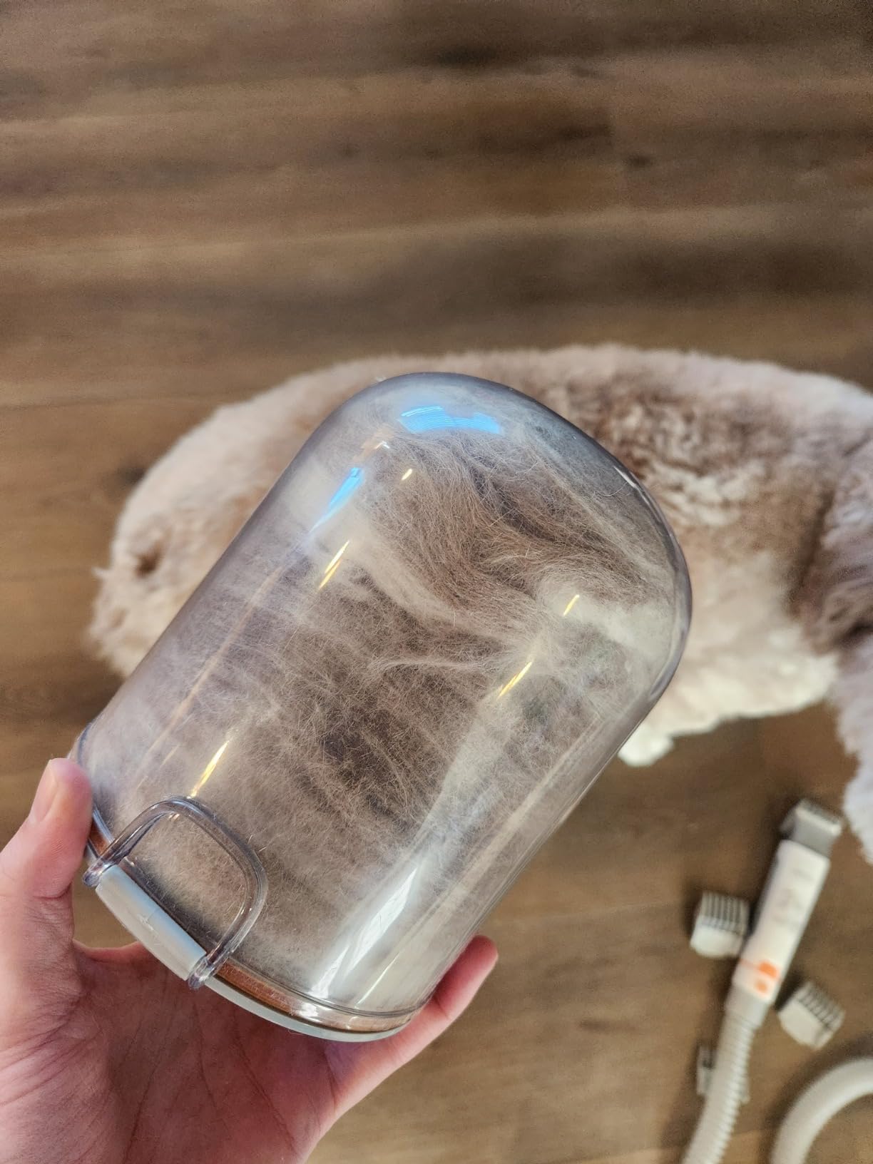 Afloia 6-in-1 Dog Grooming Kit, Pet Grooming Vacuum for Shedding, Dog Hair Vacuum with Clipper Nail Trimmer Grinder, Pet Brush Groomer at Home, Low Noise Cats Hair Remover, 1.5L Dust Cup, White customer photo 1