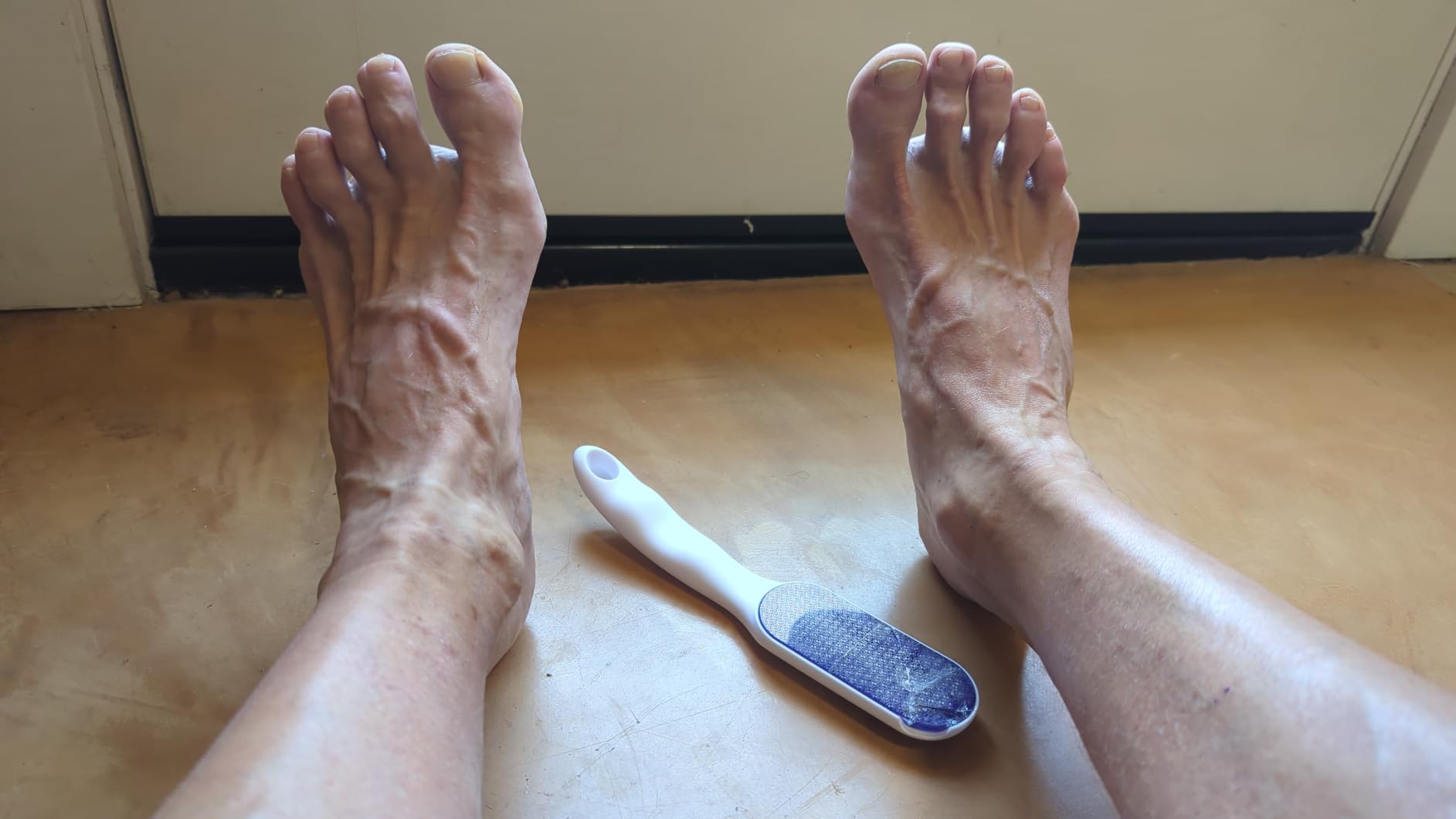 Dr. Scholl's Hard Skin Remover Nano Glass Foot File - Foot Callus Remover, Durable Foot Scrubber, Dead Skin Remover, Hygienic Pedicure Tool, Long Lasting Foot Buffer, Soft Smooth Feet customer photo 2