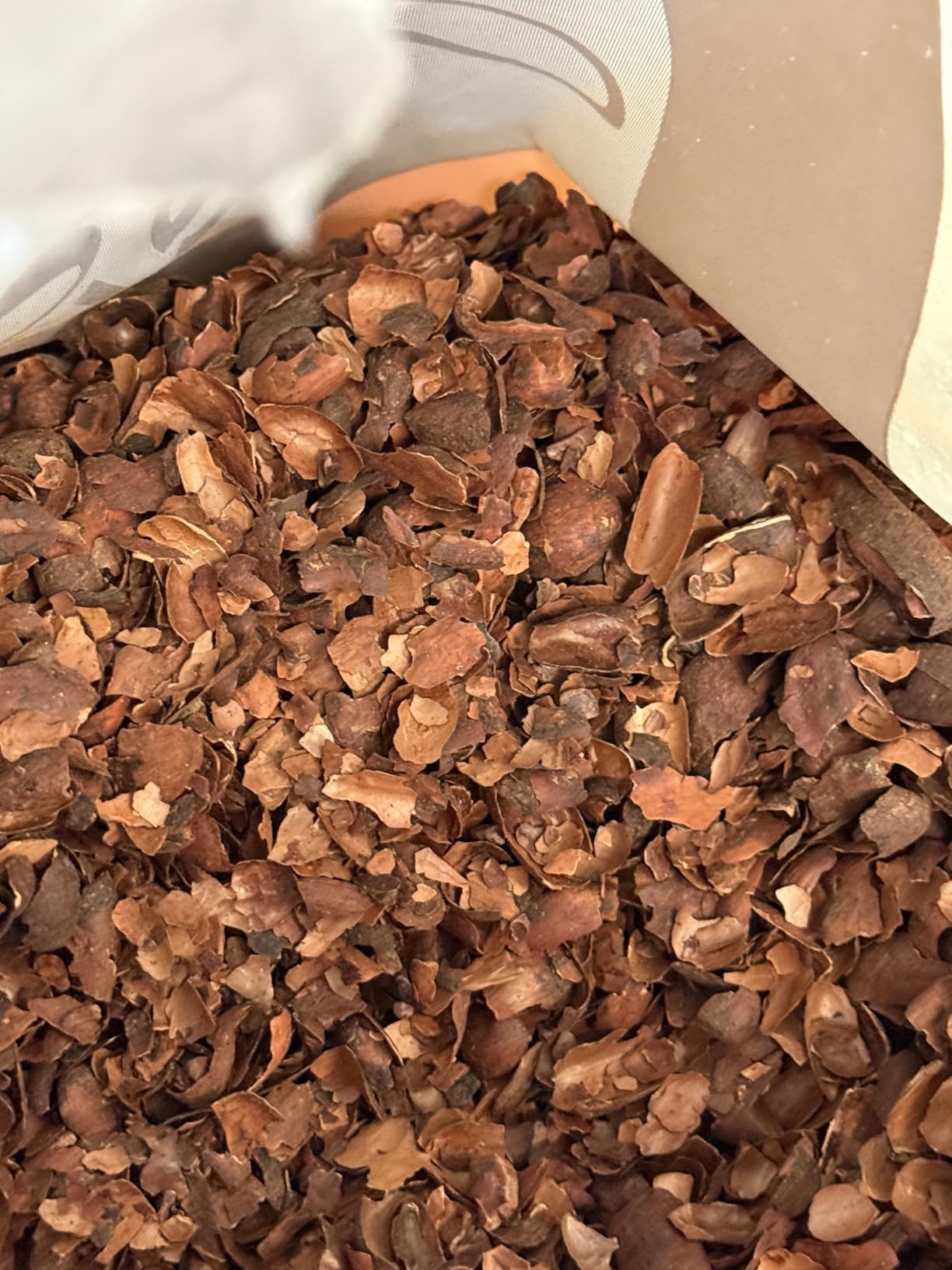 Garden Elements 100% Natural Cocoa Bean Shell Mulch for Gardens, Flower Beds, Potted Plants, and Mulching, 2 cu ft customer photo 2