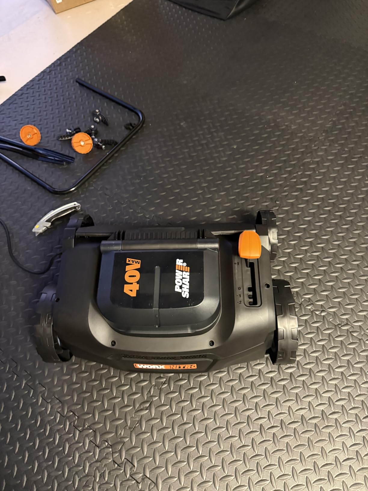 Worx 40V Cordless Lawn Dethatcher, 2 in 1 Dethatcher & Scarifier with Brushless Motor, Electric Dethatcher Removes Deep Thatch & Improves Grass Health, 2 × 4.0 Ah Batteries & Charger Included, WG855 customer photo 1