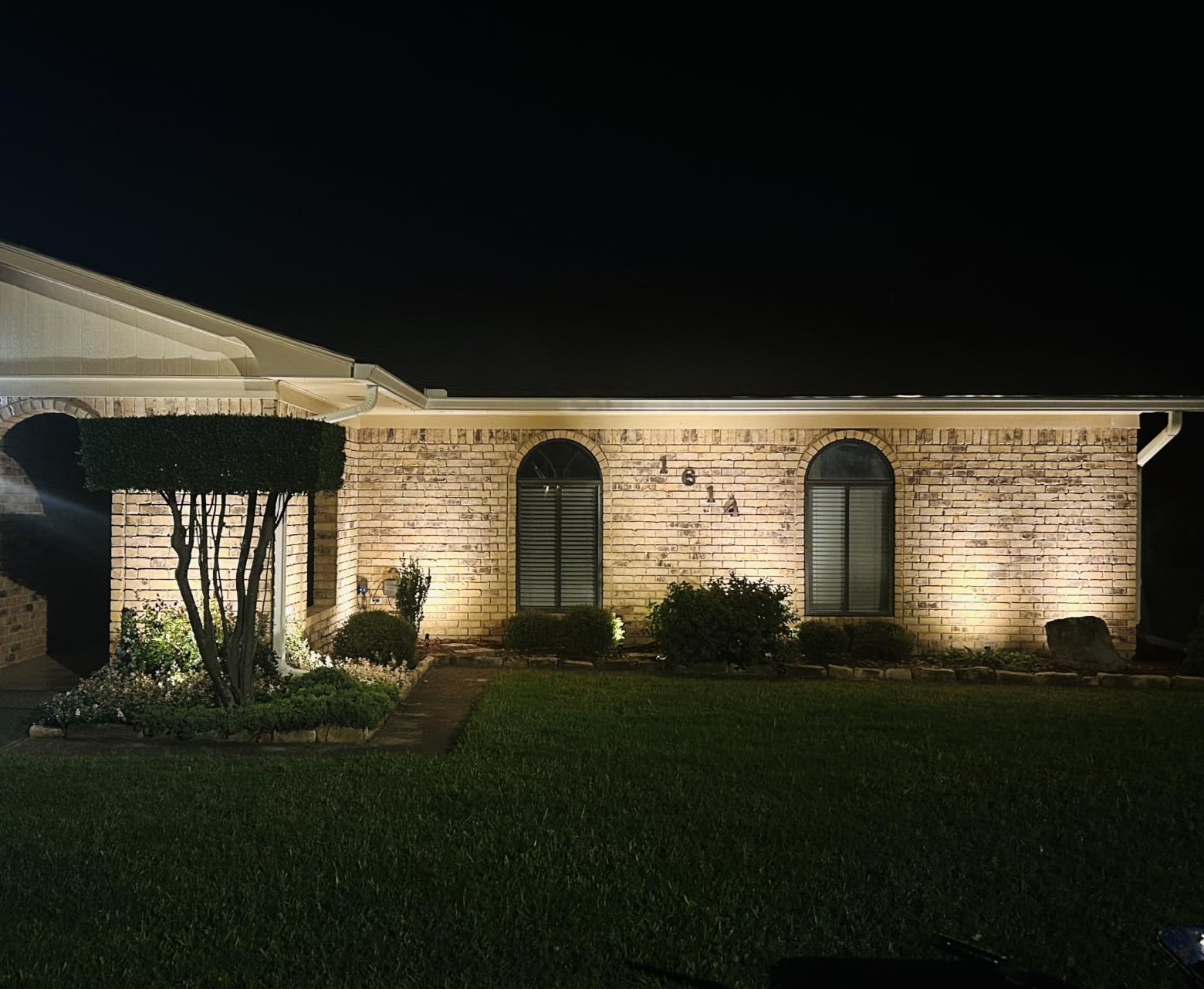 SUNVIE All-In-One LED Landscape Lighting Kit, 8-Pack Low Voltage Landscape Lights with Transformer and 65FT UL-Listed Wire, 3000K Waterproof Outdoor Uplights with Connectors for Yard House Garden Tree customer photo 1
