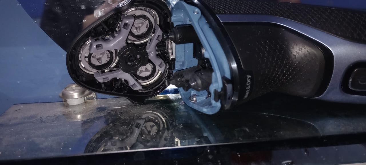 Philips Norelco Shaver 3600 Series, Wet and Dry Electric Shaver, P-Cap, Travel Pouch, Storm Blue, Model S3243/91 customer photo 1