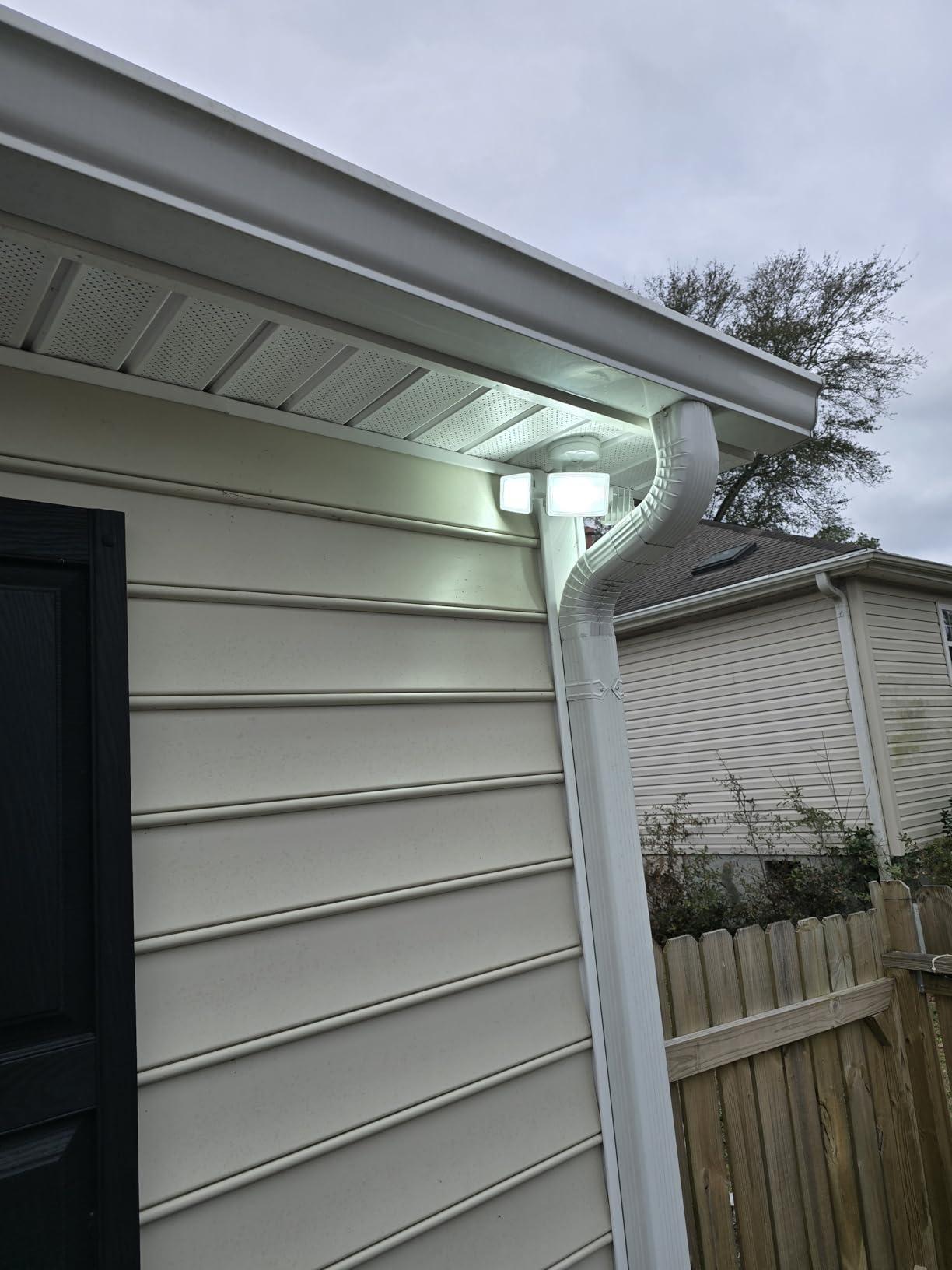Onforu 100W 11000LM Flood Lights Outdoor, Brightness Security LED Flood Lights with 3 Adjustable Heads, Switch Controlled, IP65 Waterproof 6500K Outside Exterior Flood Light for Yard Garage Eave Patio customer photo 2
