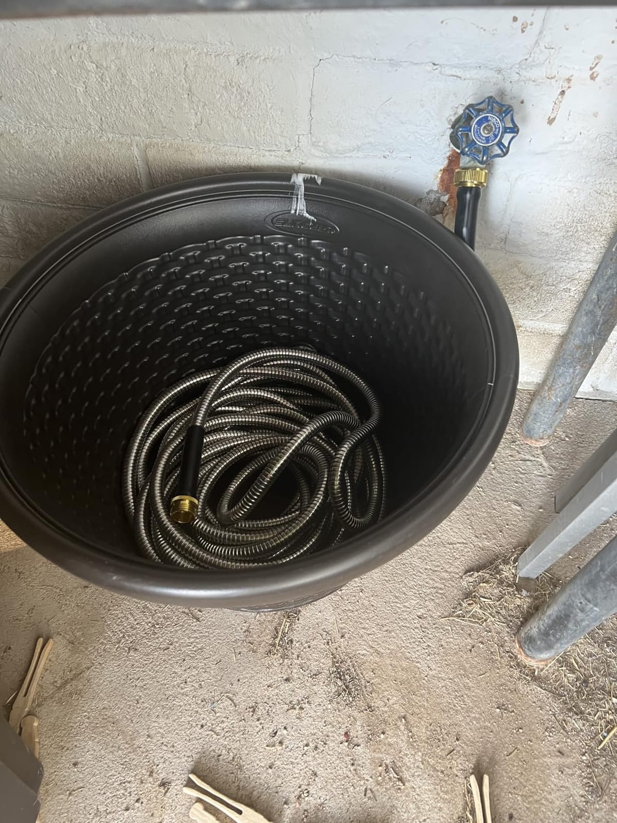 Suncast Decorative Wicker Garden Hose Holder Pot with 4 Drain Holes for 100 Foot Hoses, Java customer photo 2