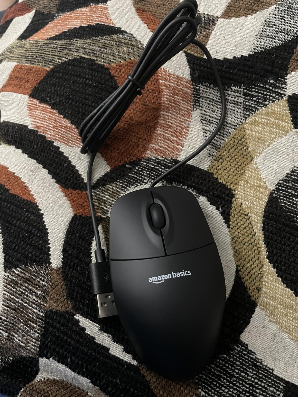 Amazon Basics 3-Button USB Wired Mouse with Responsive Tracking, Plug & Play, Compatible with Windows and Mac, Black customer photo 2