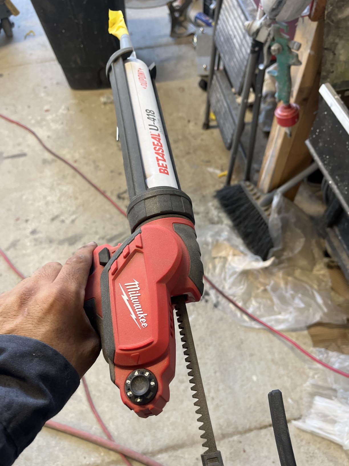 Milwaukee 2441-20 M12 10 oz Caulk Gun tool Only customer photo 2