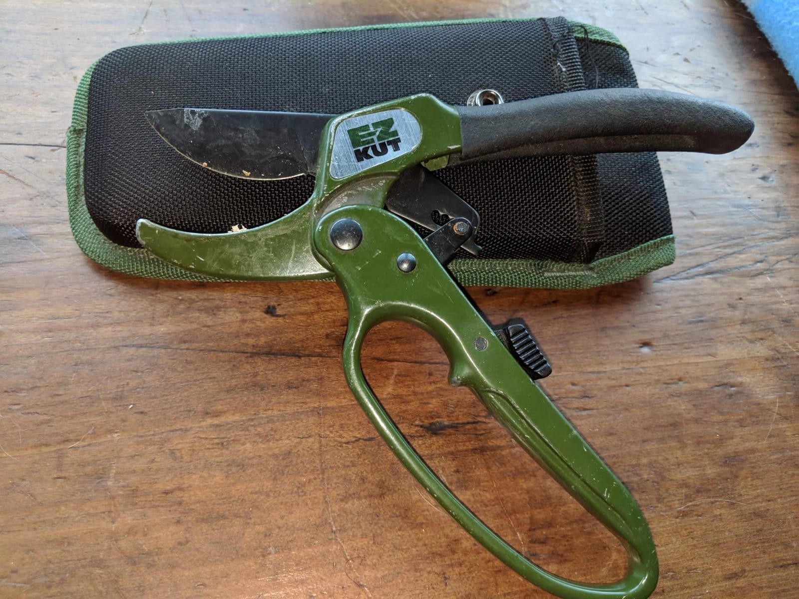 EZ Kut Heavy Duty Pruning Shears Green - with Ratcheting Action Great Garden Hand Tool Clippers Gardening pruners arthritis tools Ratcheting Anvil Hand Pruner Pruning Shears Heavy Duty Since 1988 customer photo 1