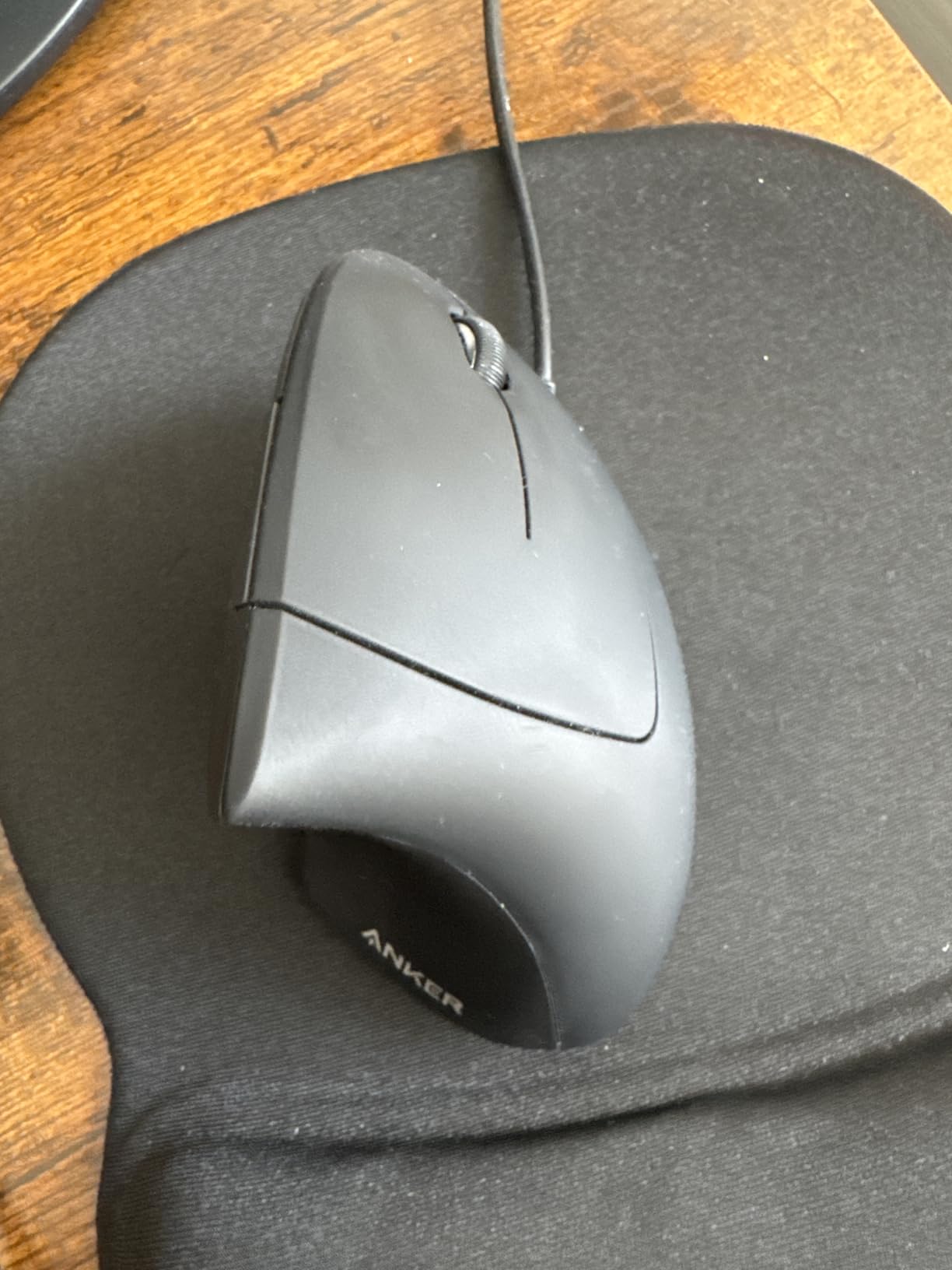 Anker USB Wired Vertical Mouse, Ergonomic Mouse for Computer and Laptops | Vertical Mouse with 5 Buttons, 1000/1600 DPI, Optical Technology, USB Corded for Computer and Laptop, Black customer photo 2