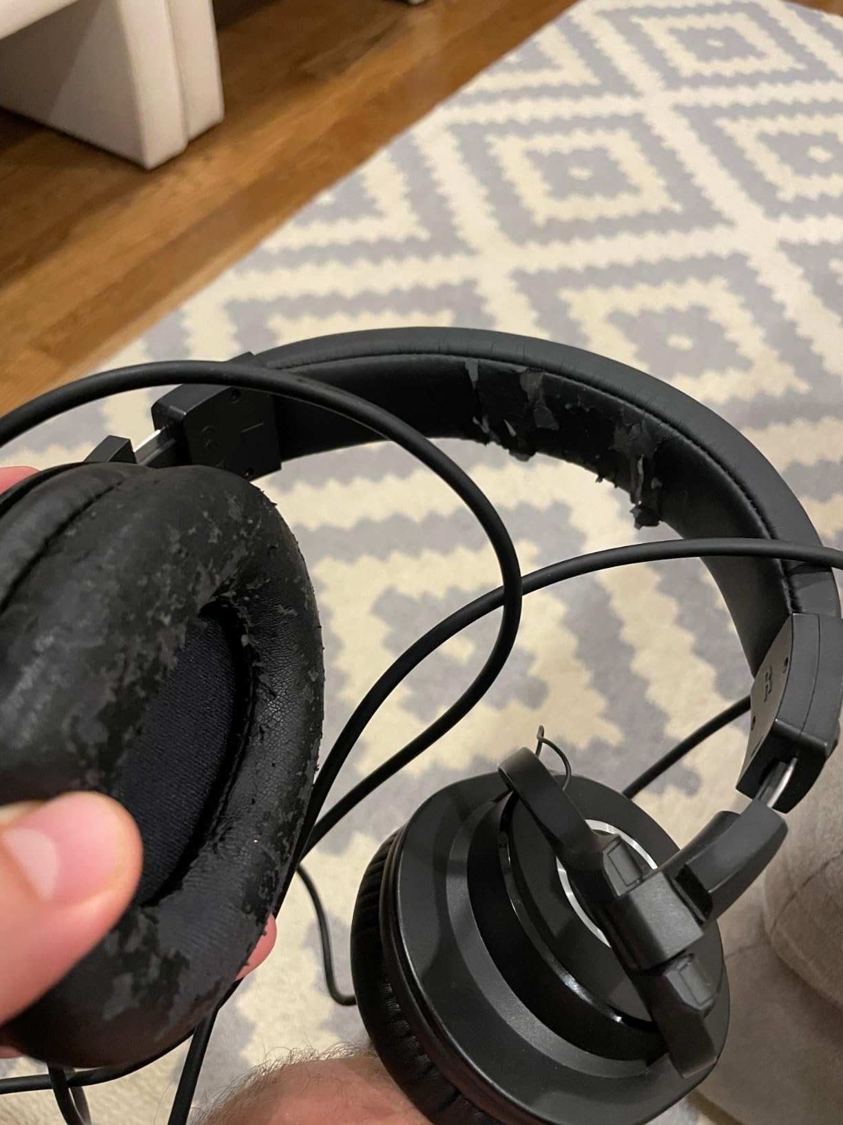 Audio-Technica ATH-M40x Professional Studio Monitor Headphone, Black, with Cutting Edge Engineering, 90 Degree Swiveling Earcups, Pro-Grade Earpads/Headband, Detachable Cables Included customer photo 1