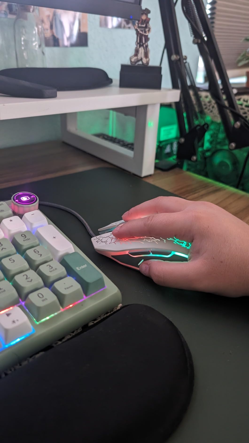 VersionTECH. Wired Gaming Mouse, Computer Mouse Ergonomic Mice with 7 LED Lights RGB Backlit, 6 Programmable Buttons, 4 Adjustable DPI for Laptop PC Gamer Desktop Chromebook Mac Games-Black customer photo 1