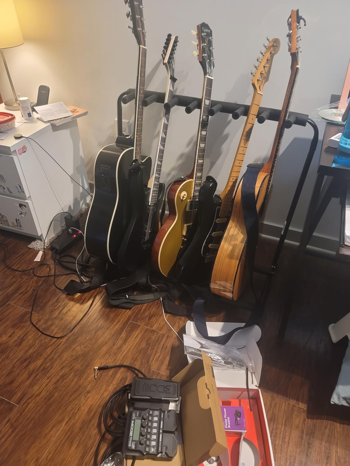 Pyle 7 Slot Multi-Guitar Stand – Universal Guitar Floor Rack for Electric, Acoustic, Bass Guitars, Ukuleles & Cases – Portable, and Protective with No-Slip Non-Scratch Padding – Black display rack customer photo 1