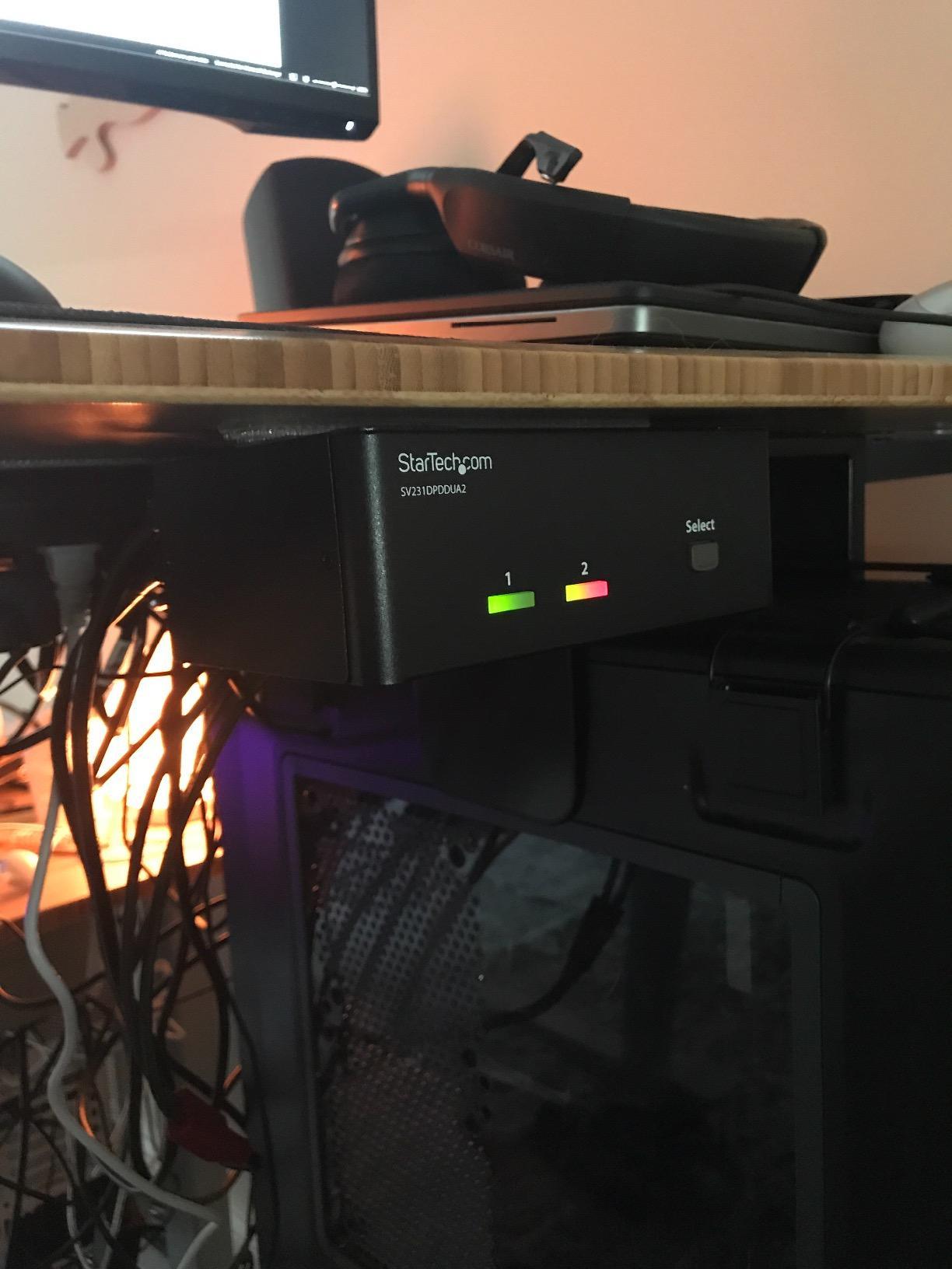 StarTech 2-Port Dual-Monitor DisplayPort KVM Switch, 4K 60Hz, TAA, Audio customer photo 1