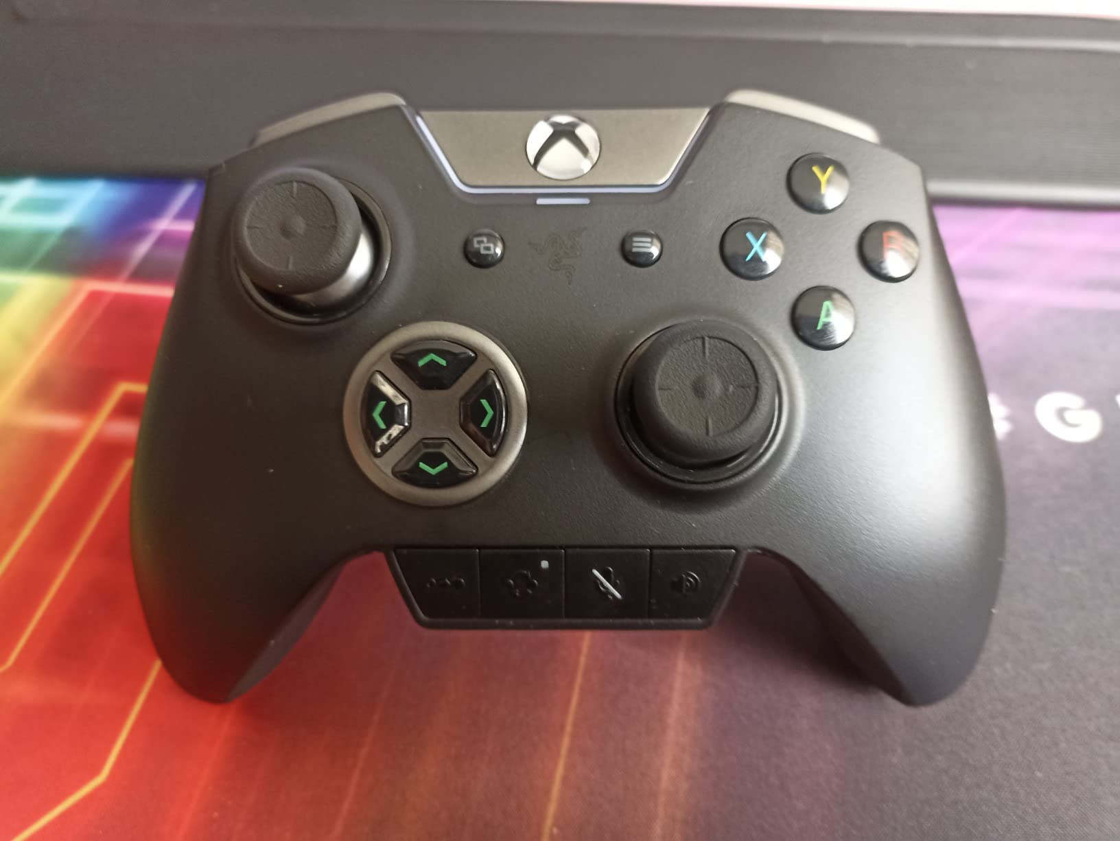 Razer Wolverine Ultimate Officially Licensed Xbox One Controller: 6 Remappable Buttons and Triggers - Interchangeable Thumbsticks and D-Pad - For PC, Xbox One, Xbox Series X & S - Black customer photo 2