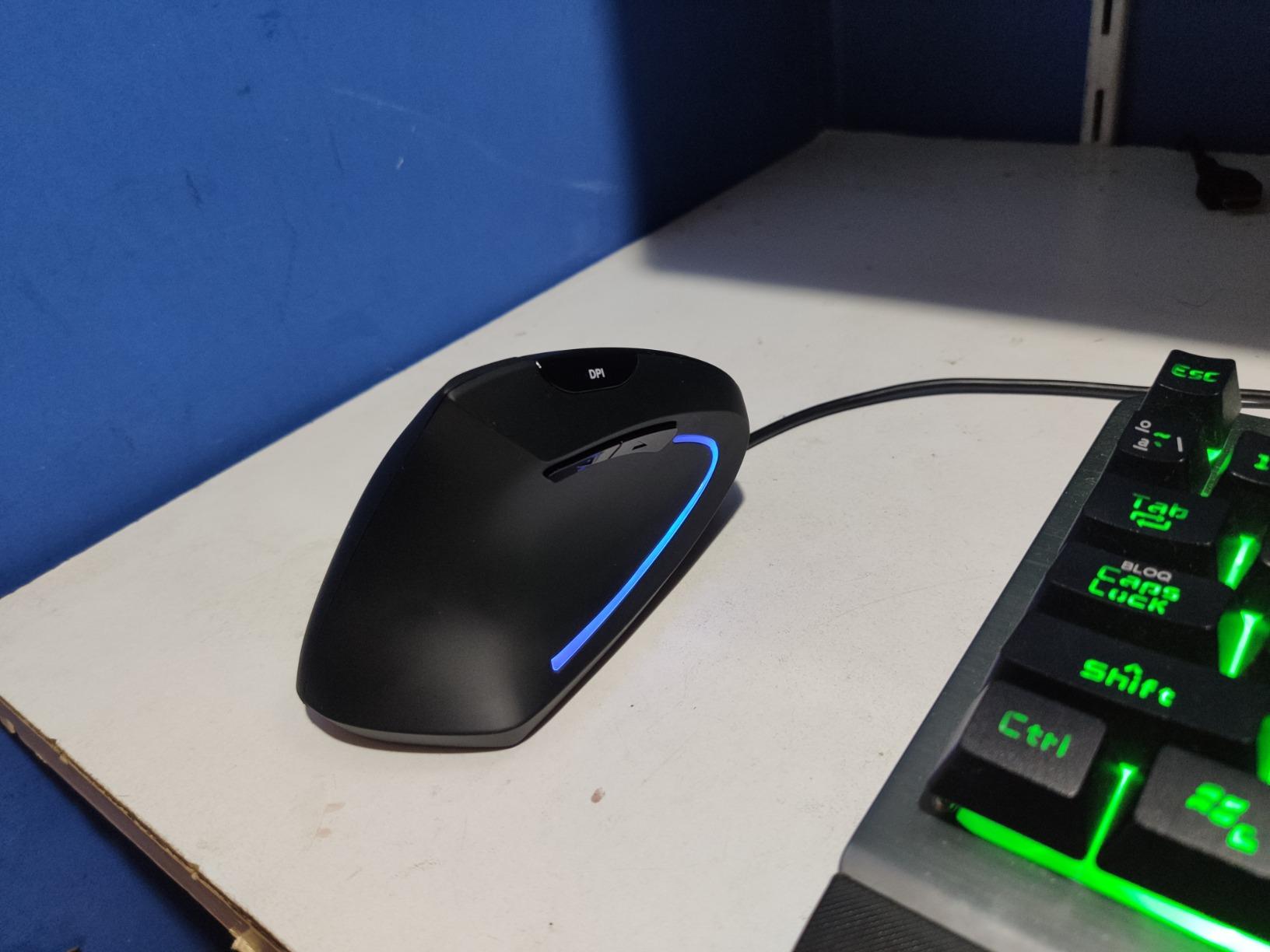Perixx Perimice-513L Wired Vertical Ergonomic Mouse with 2 DPI, 6 Button Optical Ergo Mouse with 2 Level DPI Switch 1000 1600, Left Handed, Black customer photo 1