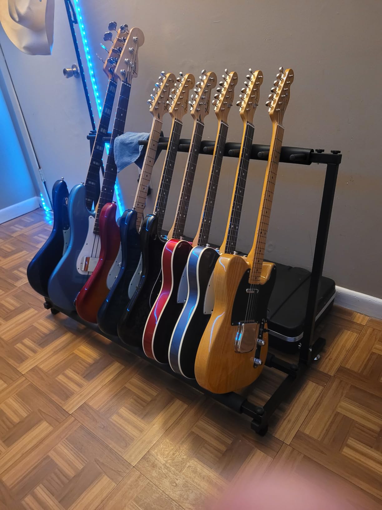 Kuyal Multi-Guitar Display Rack, Folding Stand customer photo 1