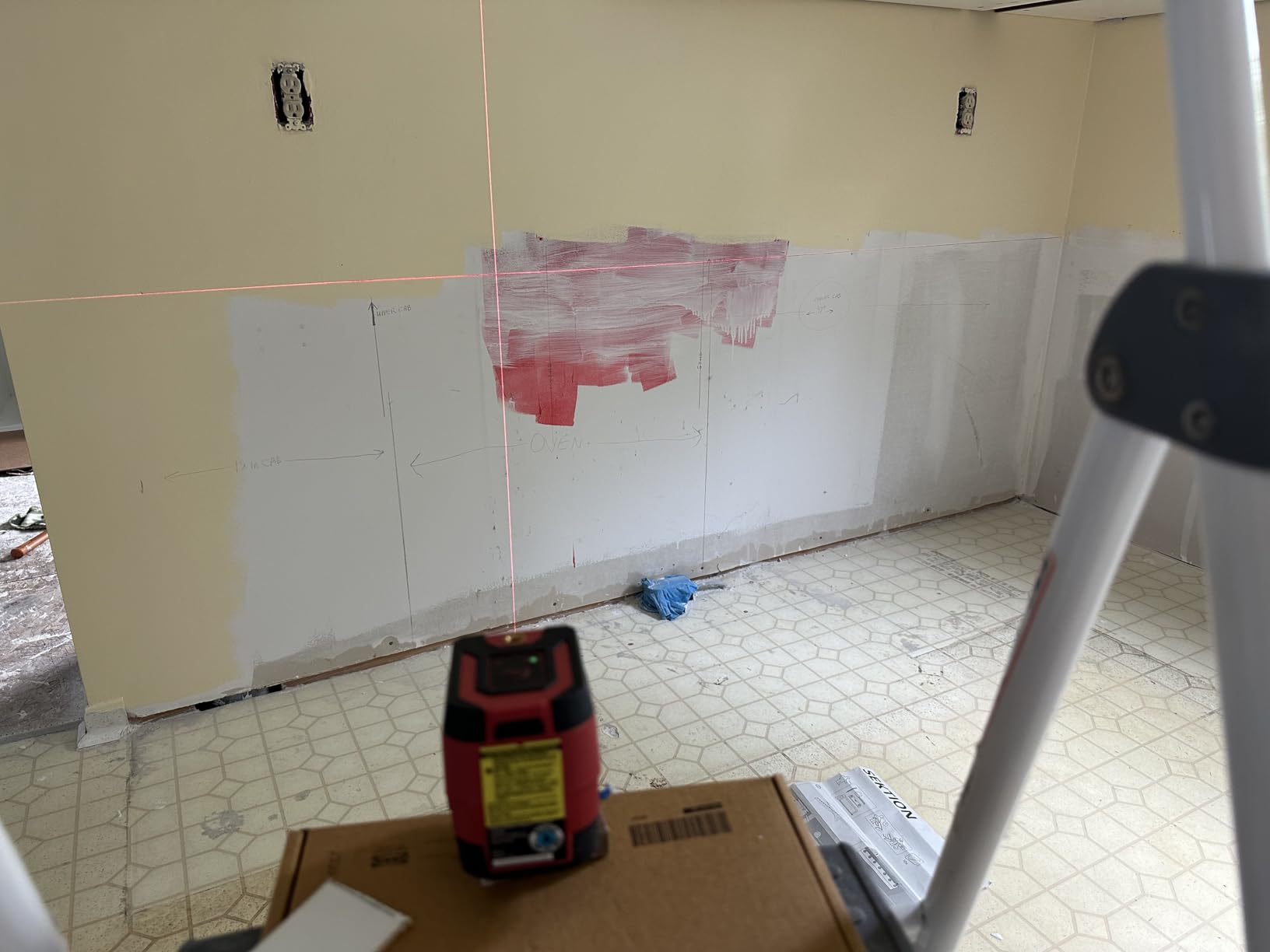 SKIL 50ft. Red Self-Leveling Cross Line Laser Level with Horizontal and Vertical Lines, Rechargeable Lithium Battery with USB Charging Port, Clamp & Carry Bag Included - LL932301 customer photo 2