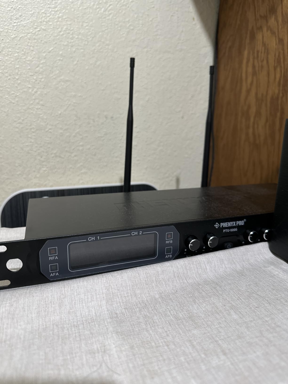 Phenyx Pro 4-Ch UHF Fixed Frequency Wireless Microphone System PTU-5000-4H customer photo 1