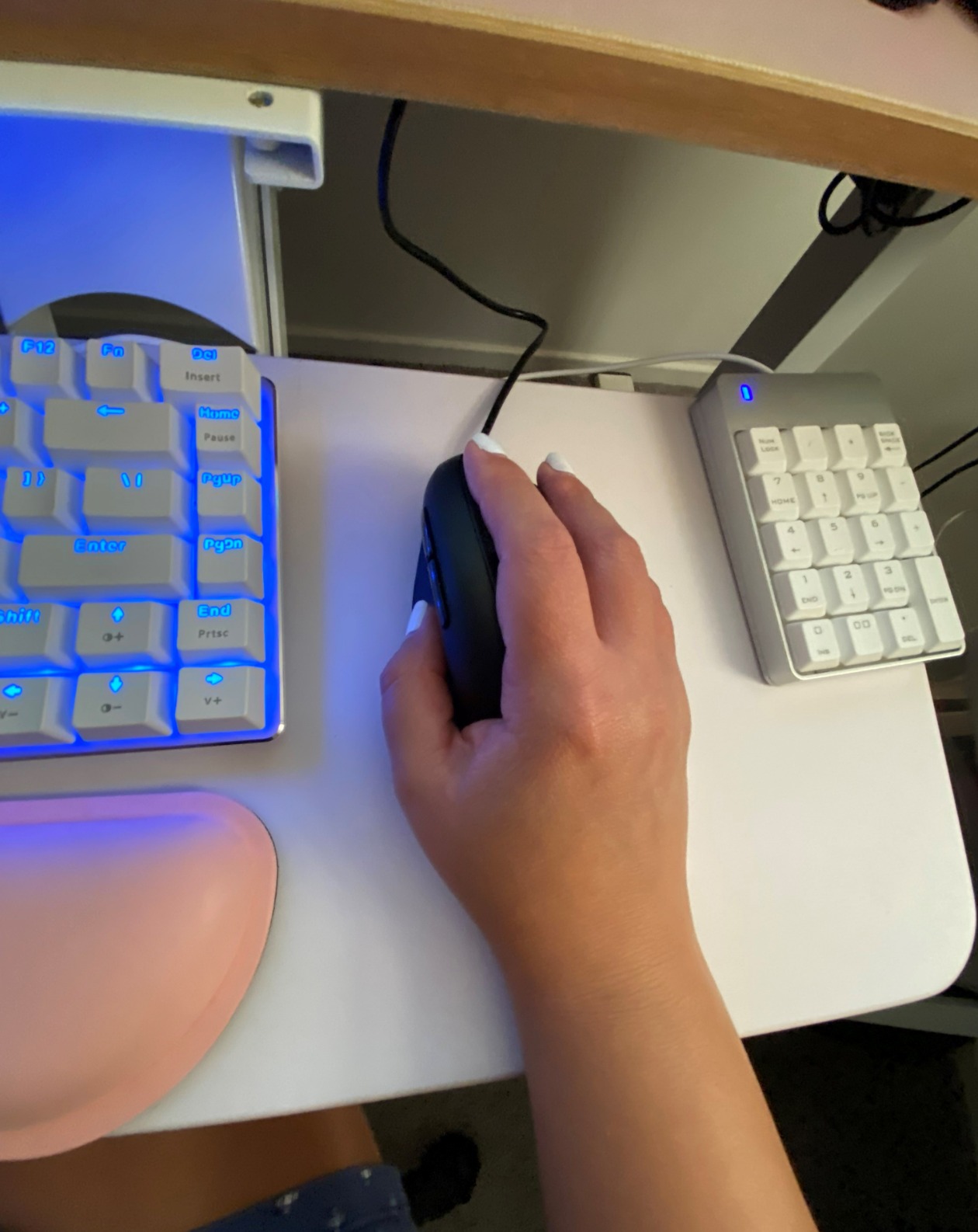 SANWA Wired Ergonomic Mouse, Vertical Mouse for Small & Medium Hands, Black | Reduce Wrist Strain, 1000/1600 DPI, 5 Buttons, Plug and Play, For/Backward Function, Compatible with Win, Mac, PC, Laptop customer photo 1