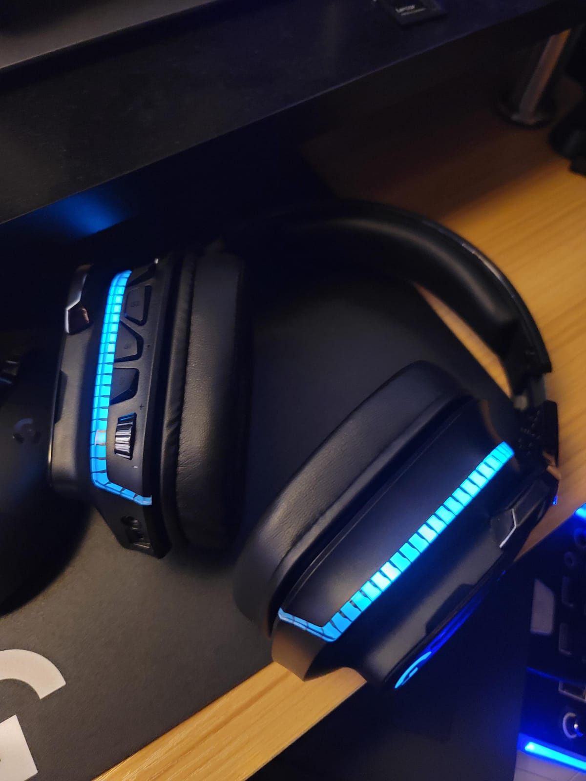 Logitech G935 LIGHTSYNC RGB Wireless Gaming Headset - Black/Blue | DTS:X, LIGHTSYNC RGB lighting customer photo 2