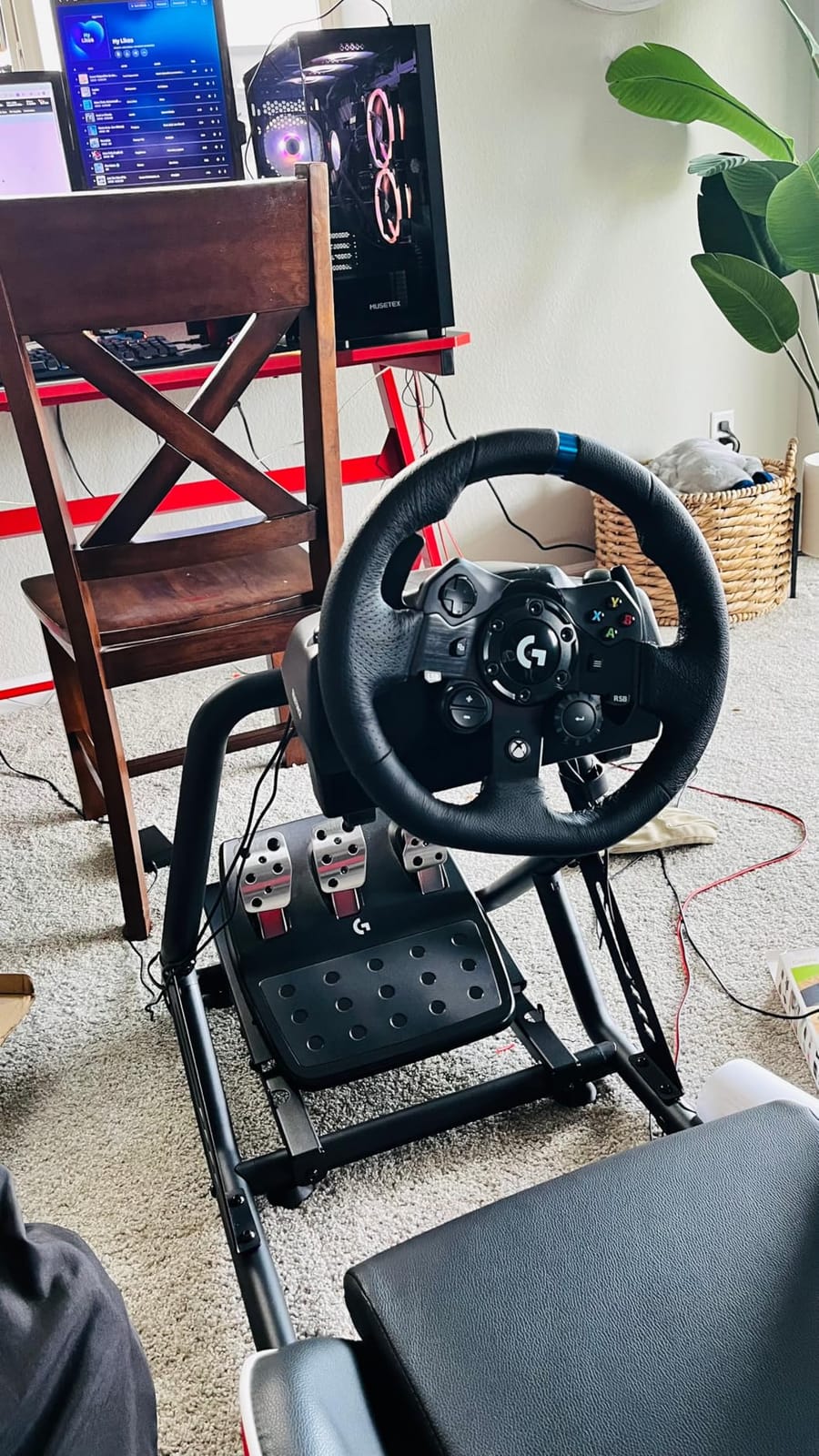 Logitech G923 Racing Wheel and Pedals for Xbox X|S, Xbox One and PC Featuring TRUEFORCE up to 1000 Hz Force Feedback, Responsive Pedal, Dual Clutch Launch Control, and Genuine Leather Wheel Cover customer photo 1