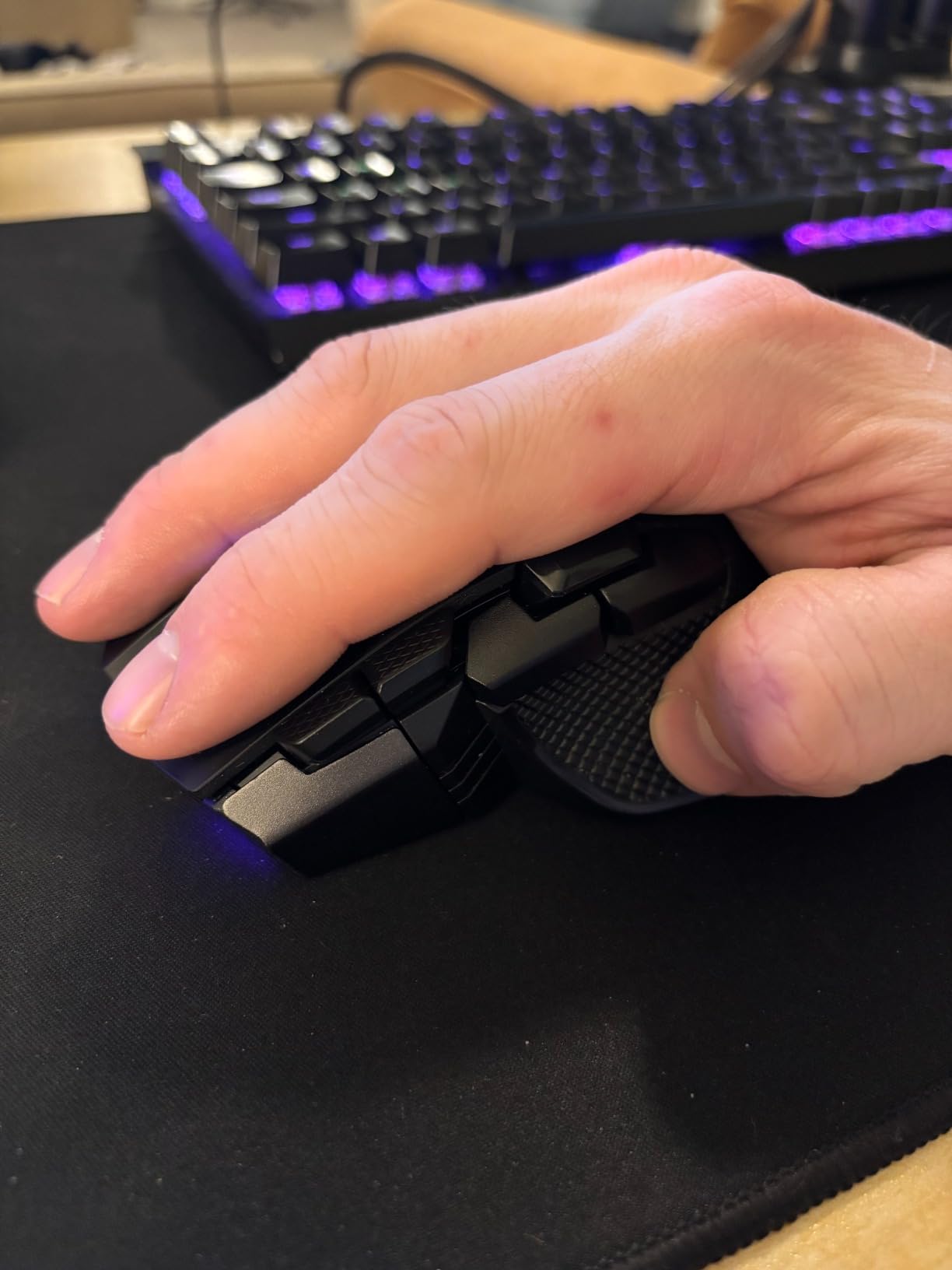 Corsair IRONCLAW RGB Wireless FPS/MOBA Gaming Mouse – 18,000 DPI – 10 Programmable Buttons – Designed for Large Hands – iCUE Compatible – PC, Mac, PS5, PS4, Xbox – Black customer photo 2