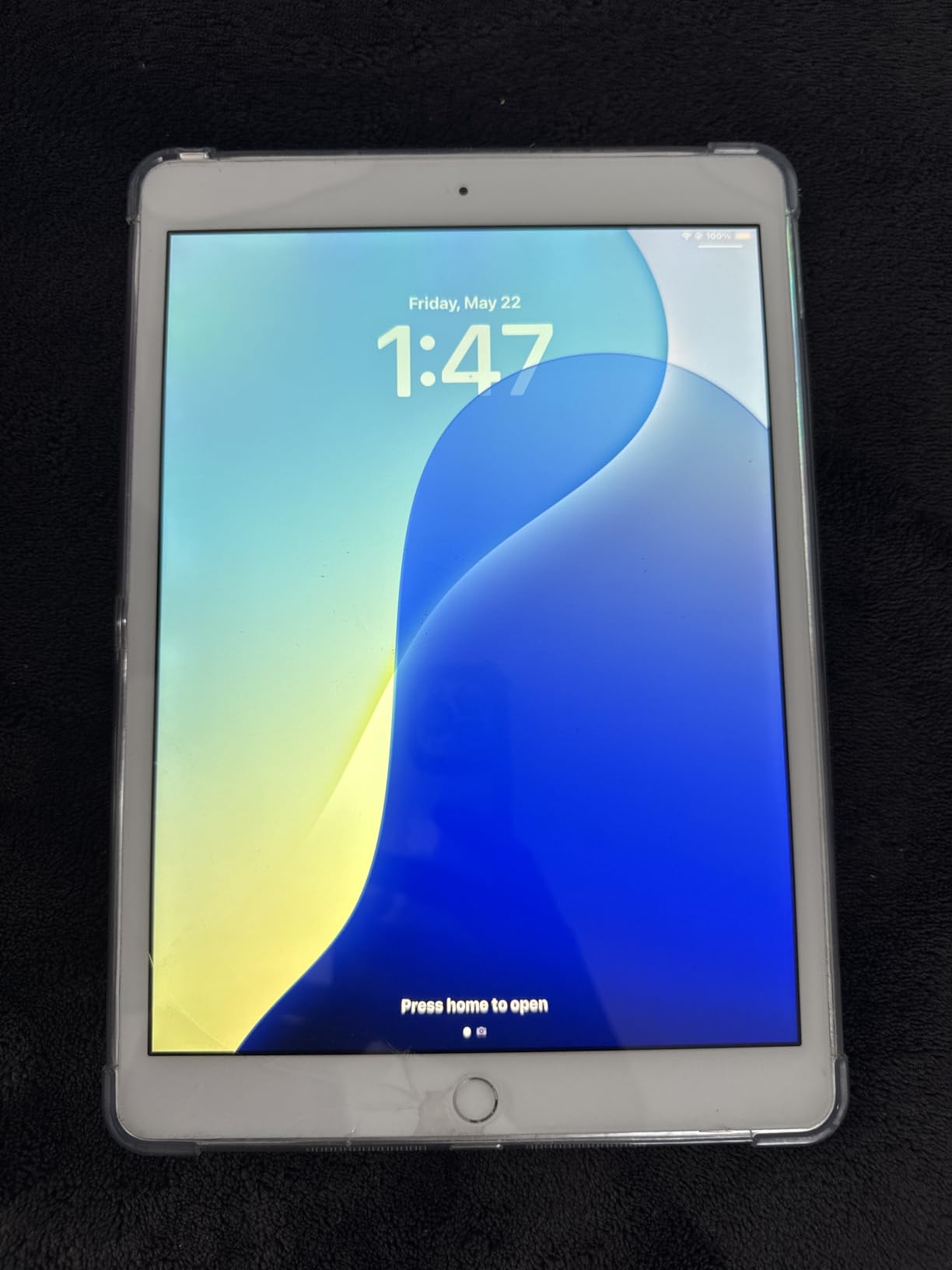 Apple 2019 iPad 7th Gen (10.2-inch, Wi-Fi, 32GB) Silver (Renewed) customer photo 2